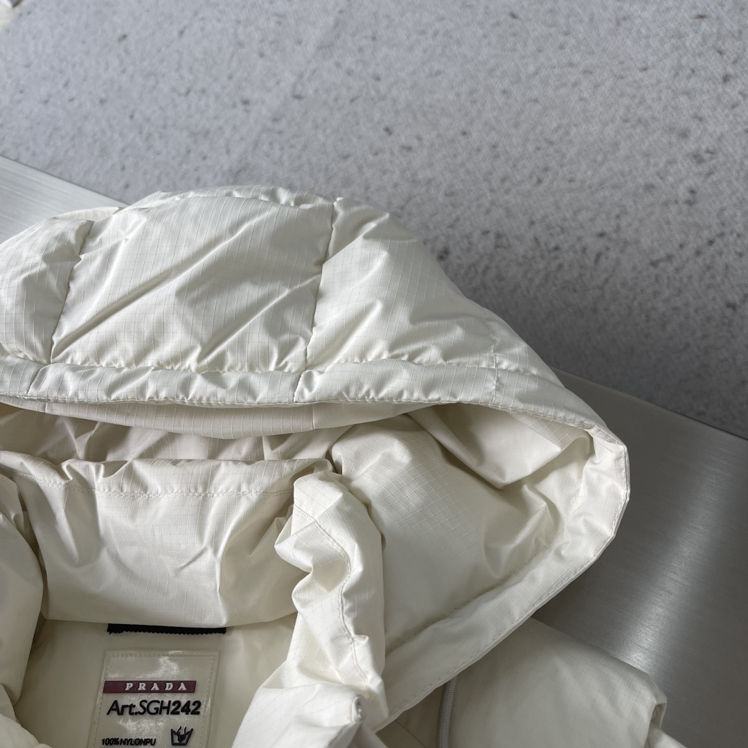 -PRAD 25年冬季新款羽绒服今年必备一款单品！以极简设计诠释现代冬日美学。款式采用可拆卸设计，袖子和