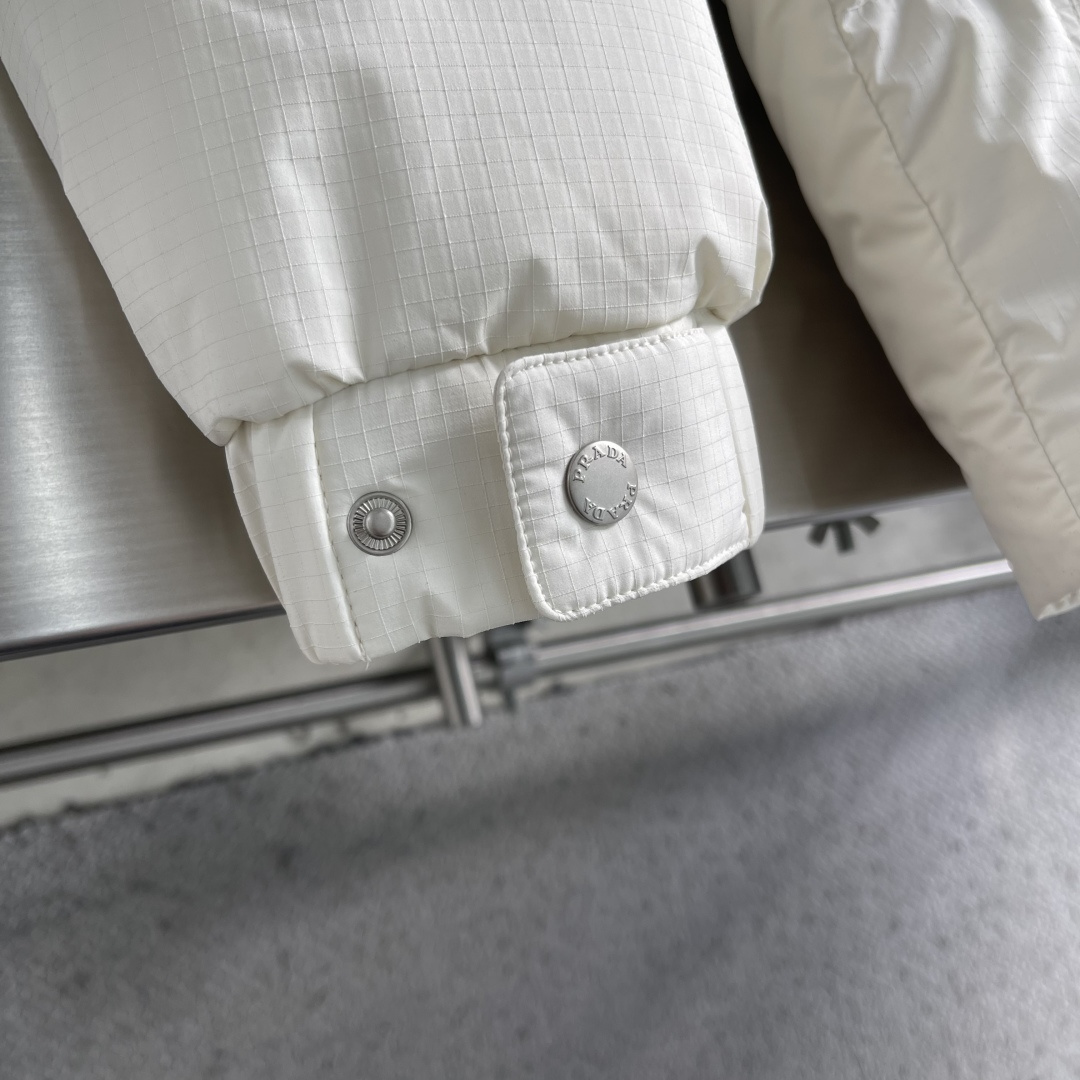 -PRAD 25年冬季新款羽绒服今年必备一款单品！以极简设计诠释现代冬日美学。款式采用可拆卸设计，袖子和