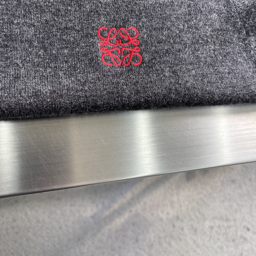 -LOEW 男士简约刺绣logo休闲毛衣精选高品质羊毛混纺面料，柔软亲肤，保暖性极佳，让你在秋冬也能时刻