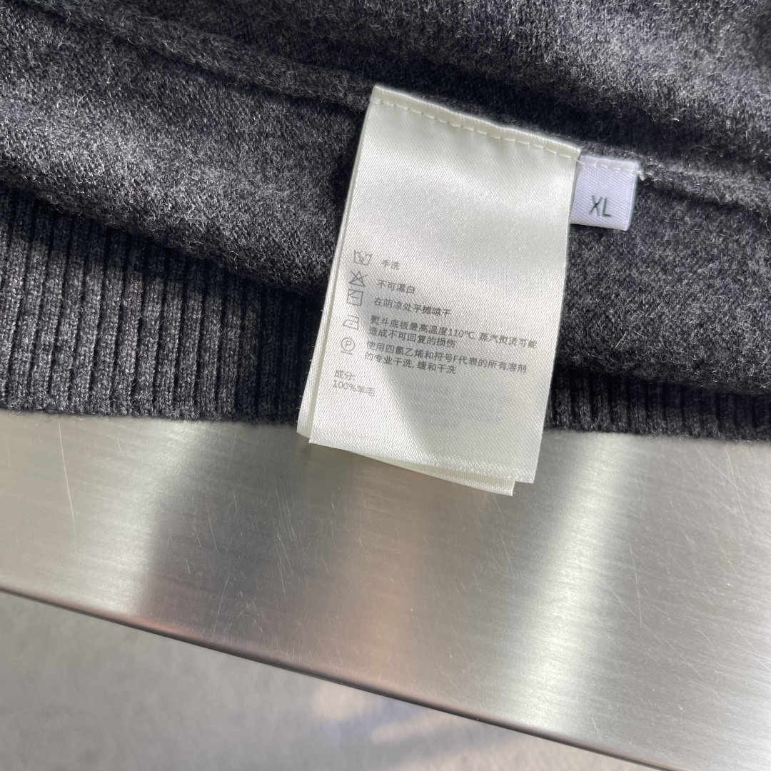 -LOEW 男士简约刺绣logo休闲毛衣精选高品质羊毛混纺面料，柔软亲肤，保暖性极佳，让你在秋冬也能时刻