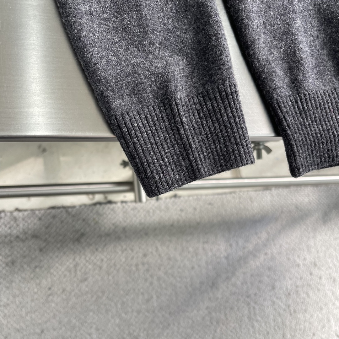 -LOEW 男士简约刺绣logo休闲毛衣精选高品质羊毛混纺面料，柔软亲肤，保暖性极佳，让你在秋冬也能时刻