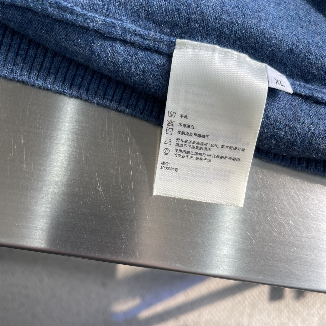 -LOEW 男士简约刺绣logo休闲毛衣精选高品质羊毛混纺面料，柔软亲肤，保暖性极佳，让你在秋冬也能时刻