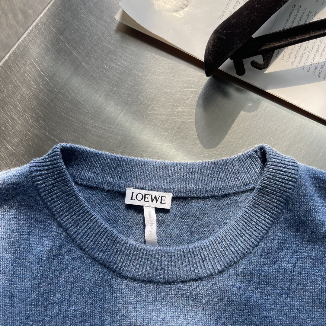 -LOEW 男士简约刺绣logo休闲毛衣精选高品质羊毛混纺面料，柔软亲肤，保暖性极佳，让你在秋冬也能时刻