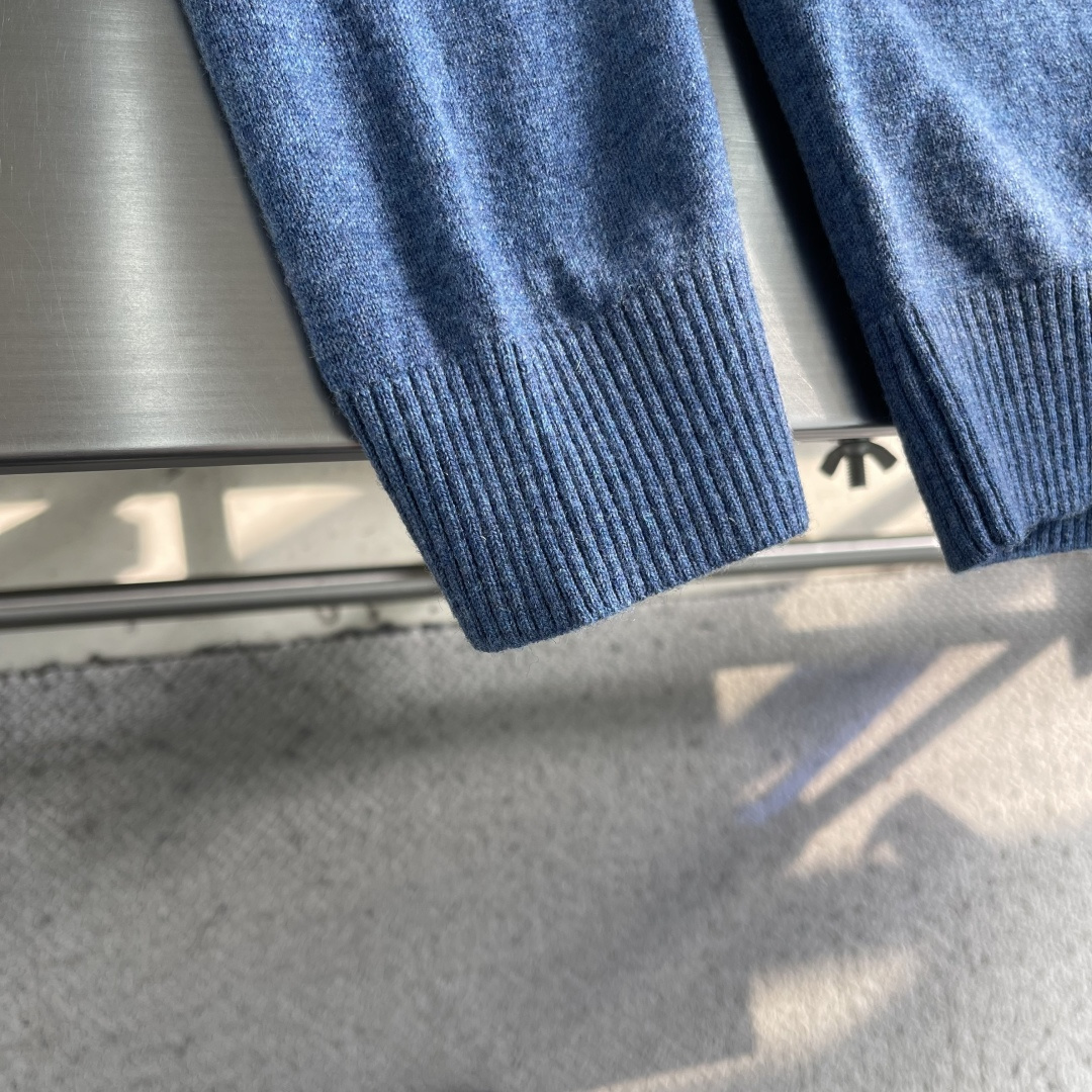 -LOEW 男士简约刺绣logo休闲毛衣精选高品质羊毛混纺面料，柔软亲肤，保暖性极佳，让你在秋冬也能时刻