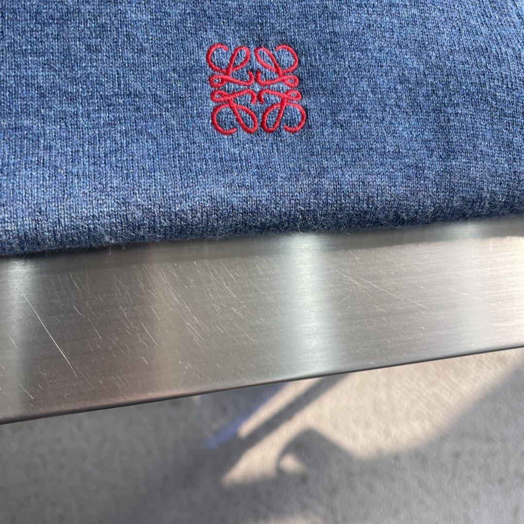 -LOEW 男士简约刺绣logo休闲毛衣精选高品质羊毛混纺面料，柔软亲肤，保暖性极佳，让你在秋冬也能时刻