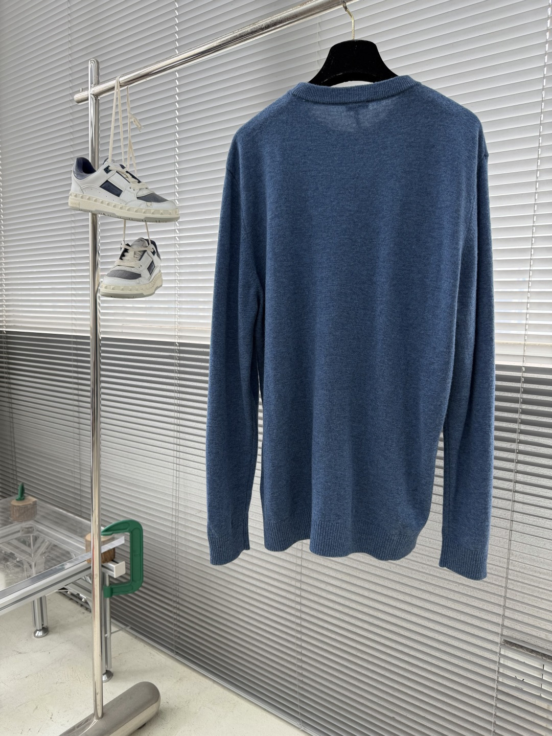 -LOEW 男士简约刺绣logo休闲毛衣精选高品质羊毛混纺面料，柔软亲肤，保暖性极佳，让你在秋冬也能时刻