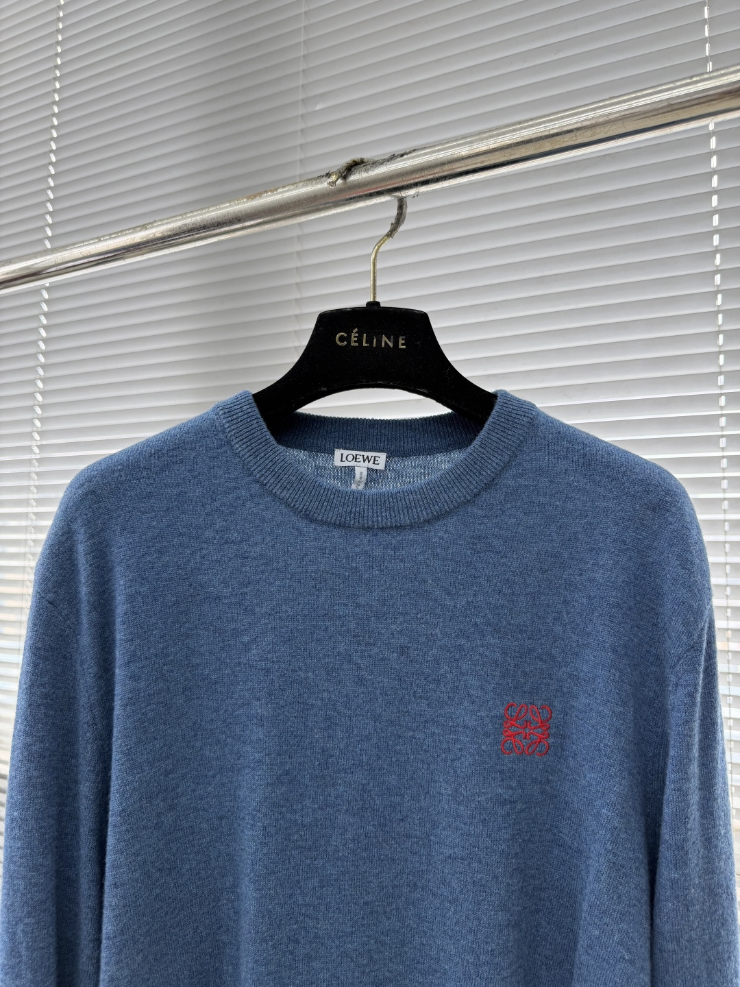 -LOEW 男士简约刺绣logo休闲毛衣精选高品质羊毛混纺面料，柔软亲肤，保暖性极佳，让你在秋冬也能时刻