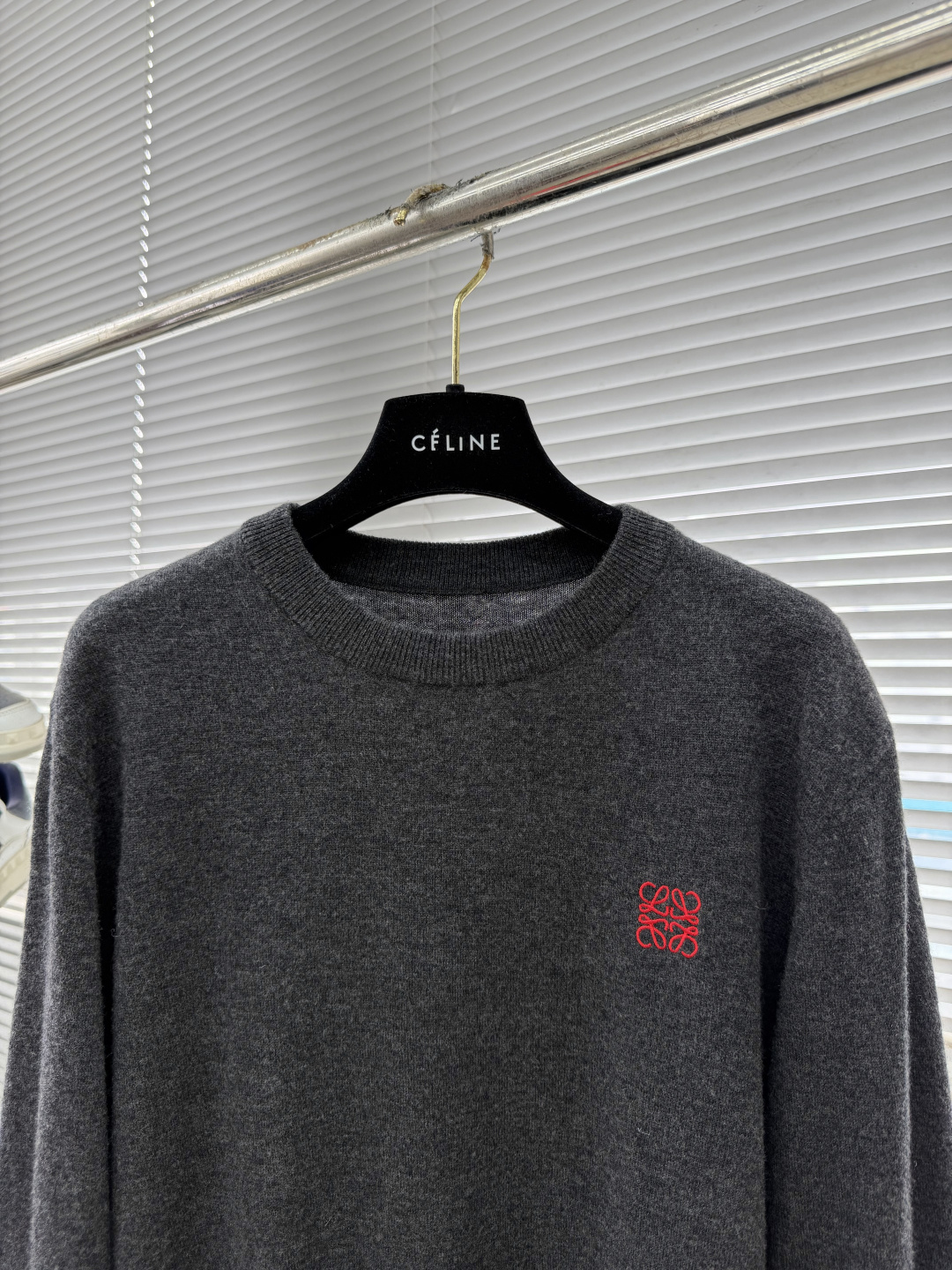 -LOEW 男士简约刺绣logo休闲毛衣精选高品质羊毛混纺面料，柔软亲肤，保暖性极佳，让你在秋冬也能时刻