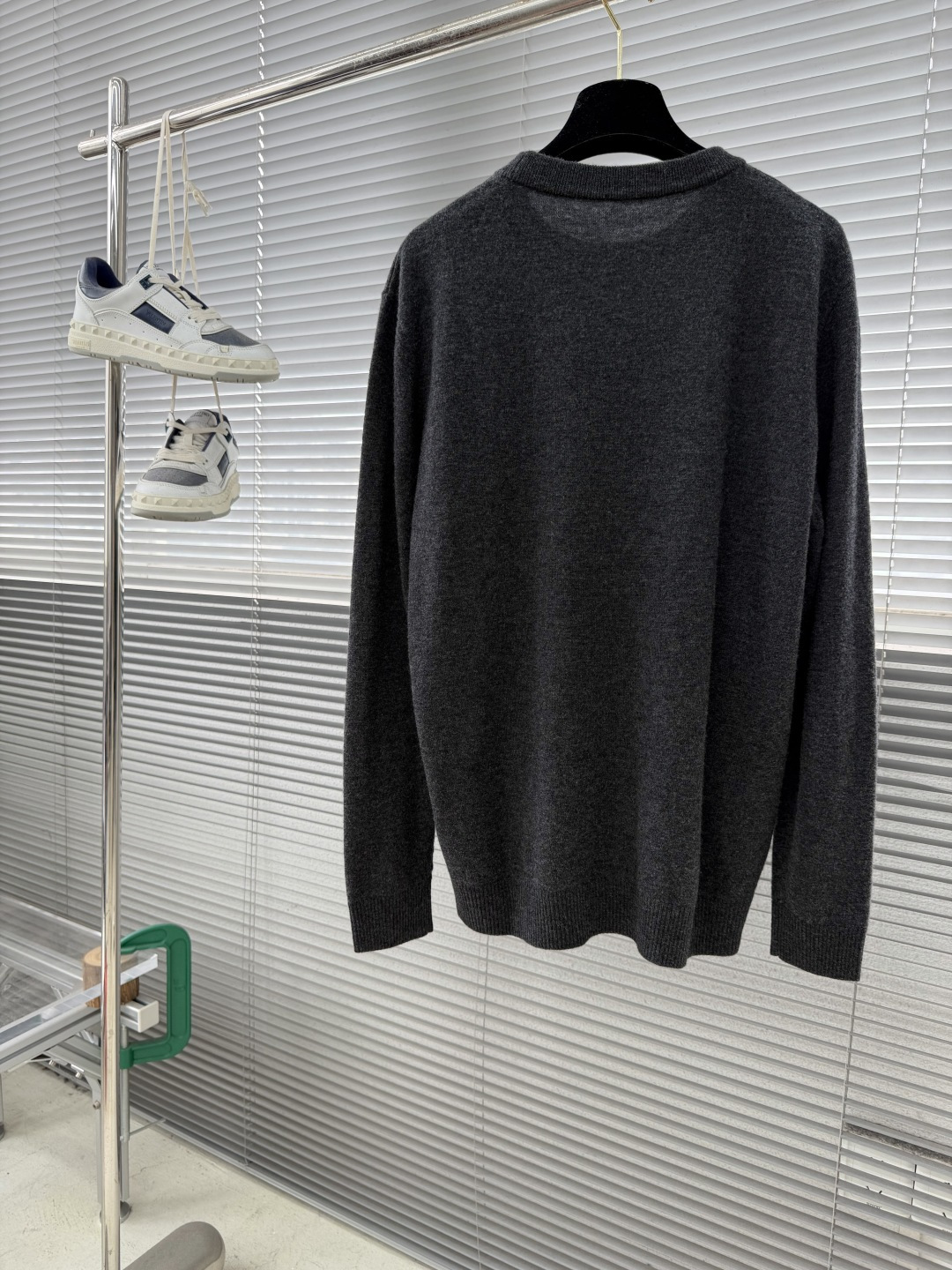 -LOEW 男士简约刺绣logo休闲毛衣精选高品质羊毛混纺面料，柔软亲肤，保暖性极佳，让你在秋冬也能时刻