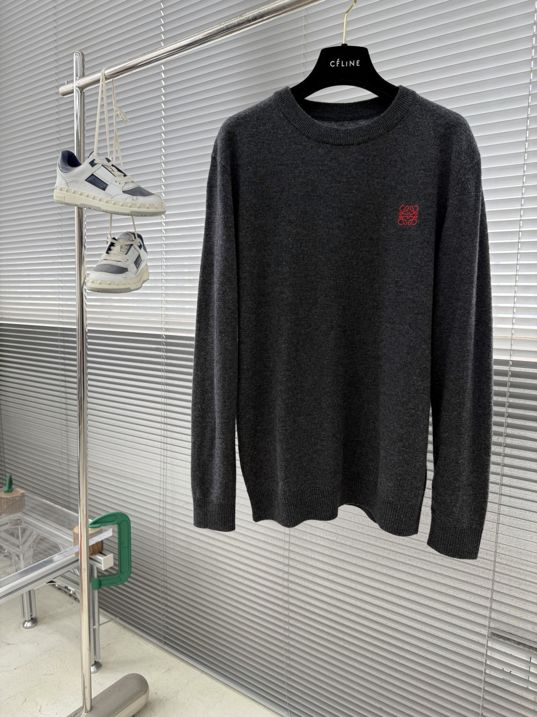 -LOEW 男士简约刺绣logo休闲毛衣精选高品质羊毛混纺面料，柔软亲肤，保暖性极佳，让你在秋冬也能时刻