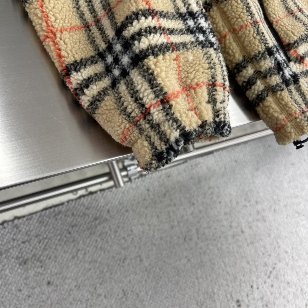 -BBR 25fw新款格纹羊毛羊绒混纺绒头夹克选用柔软的羊毛羊绒混纺绒头面料打造，装饰针织 Bur 格纹