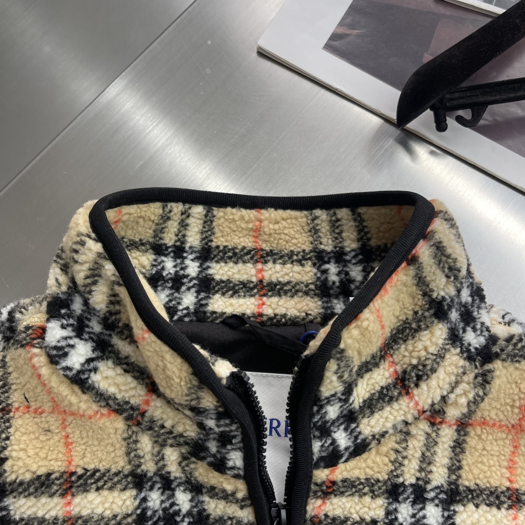 -BBR 25fw新款格纹羊毛羊绒混纺绒头夹克选用柔软的羊毛羊绒混纺绒头面料打造，装饰针织 Bur 格纹