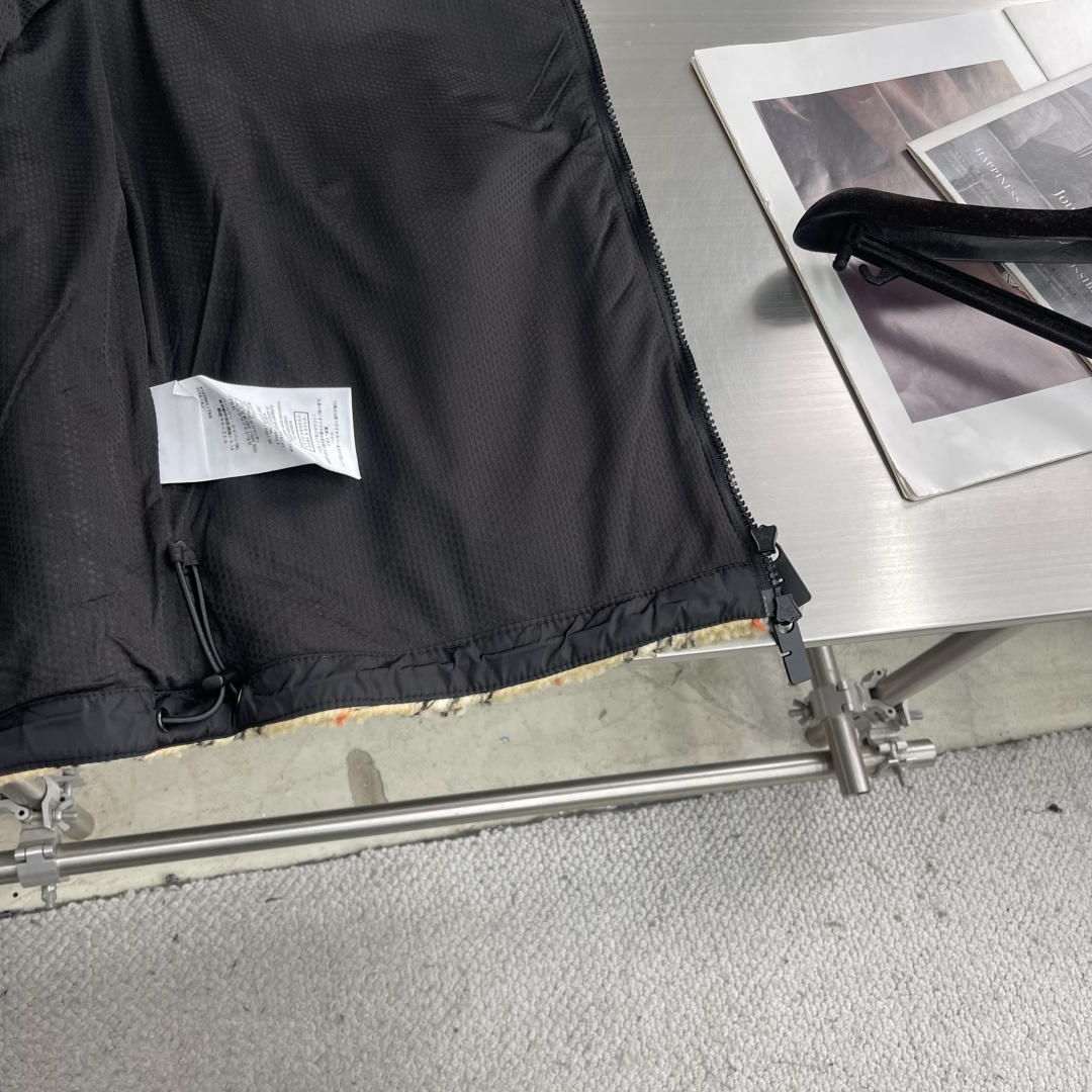 -BBR 25fw新款格纹羊毛羊绒混纺绒头夹克选用柔软的羊毛羊绒混纺绒头面料打造，装饰针织 Bur 格纹