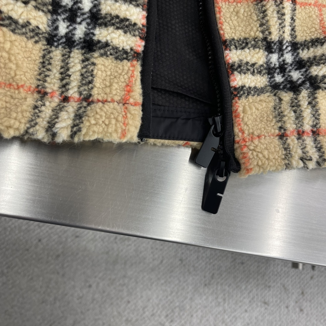 -BBR 25fw新款格纹羊毛羊绒混纺绒头夹克选用柔软的羊毛羊绒混纺绒头面料打造，装饰针织 Bur 格纹