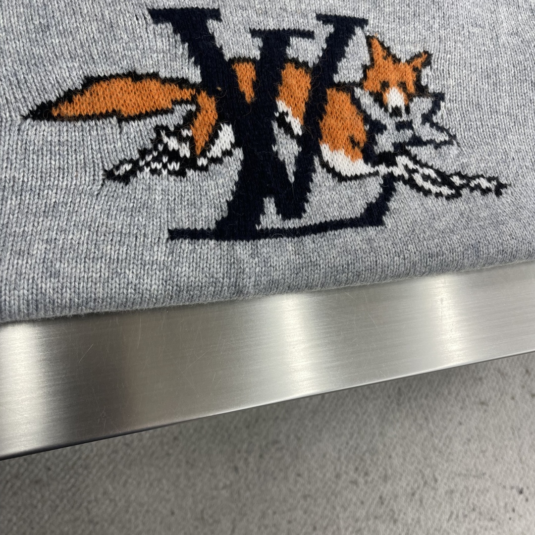 -驴牌 狐狸提花标识针织衫采用50%羊毛，15%山羊绒，35%棉。进口正7针提花工艺，胸前以花卉提花图标