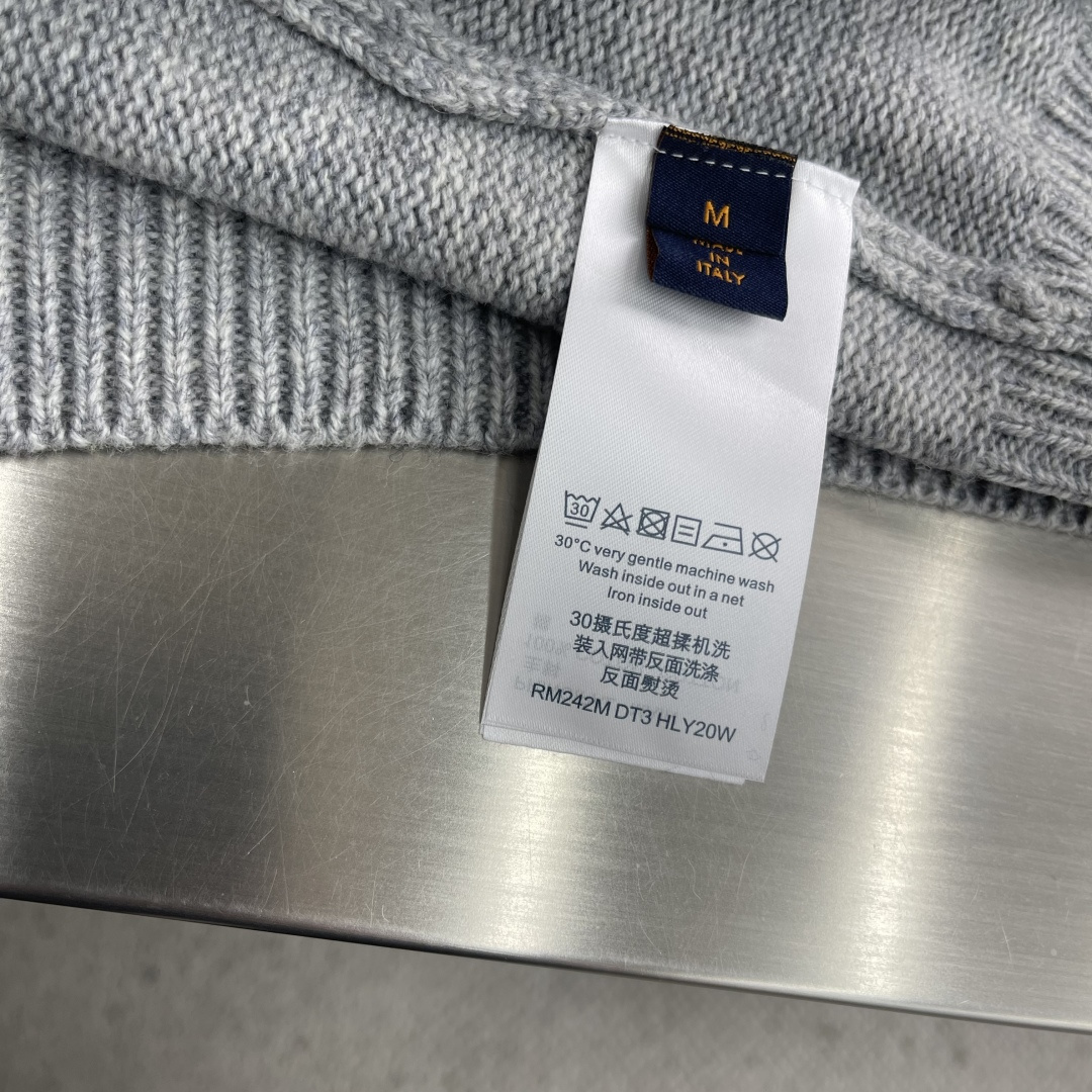 -驴牌 狐狸提花标识针织衫采用50%羊毛，15%山羊绒，35%棉。进口正7针提花工艺，胸前以花卉提花图标