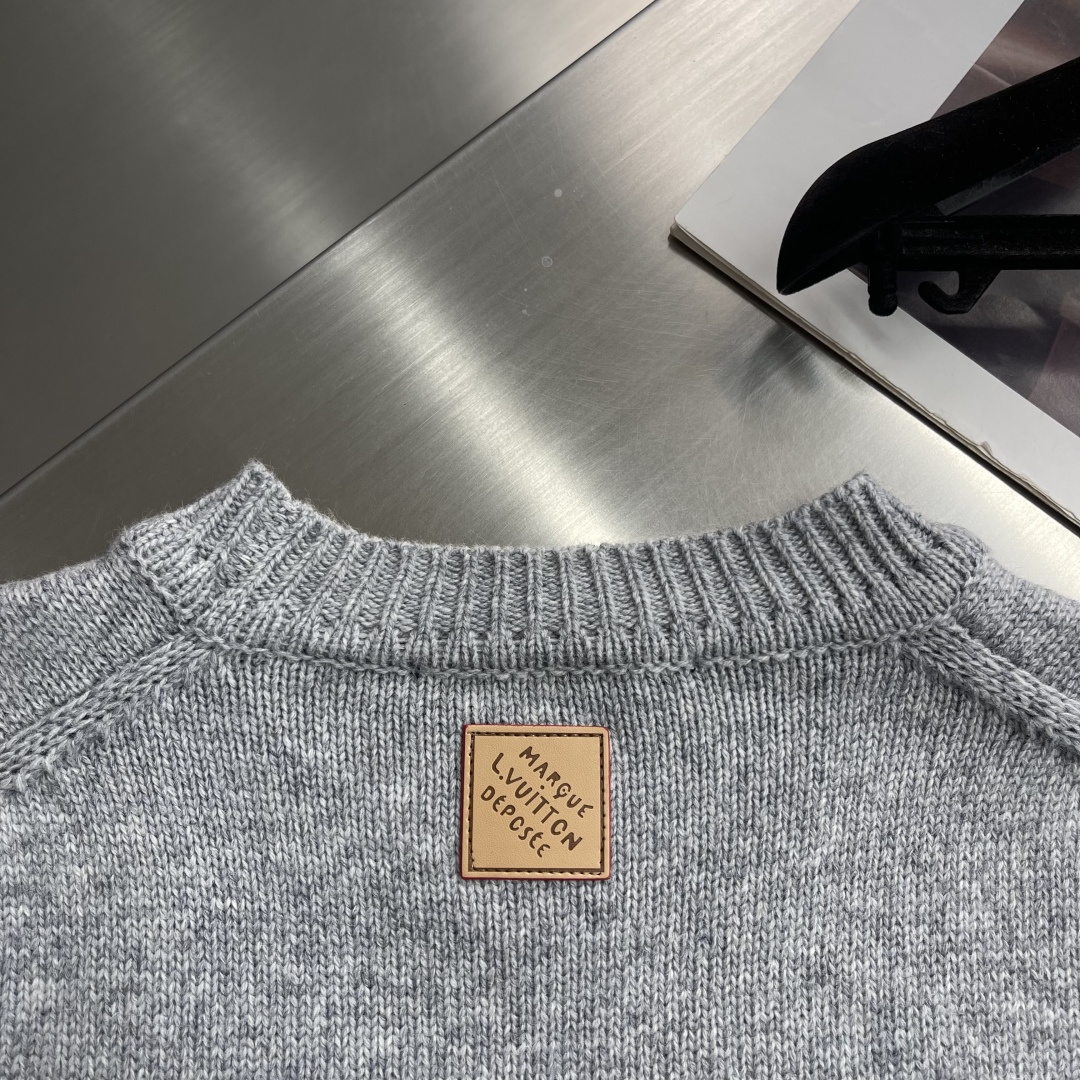 -驴牌 狐狸提花标识针织衫采用50%羊毛，15%山羊绒，35%棉。进口正7针提花工艺，胸前以花卉提花图标