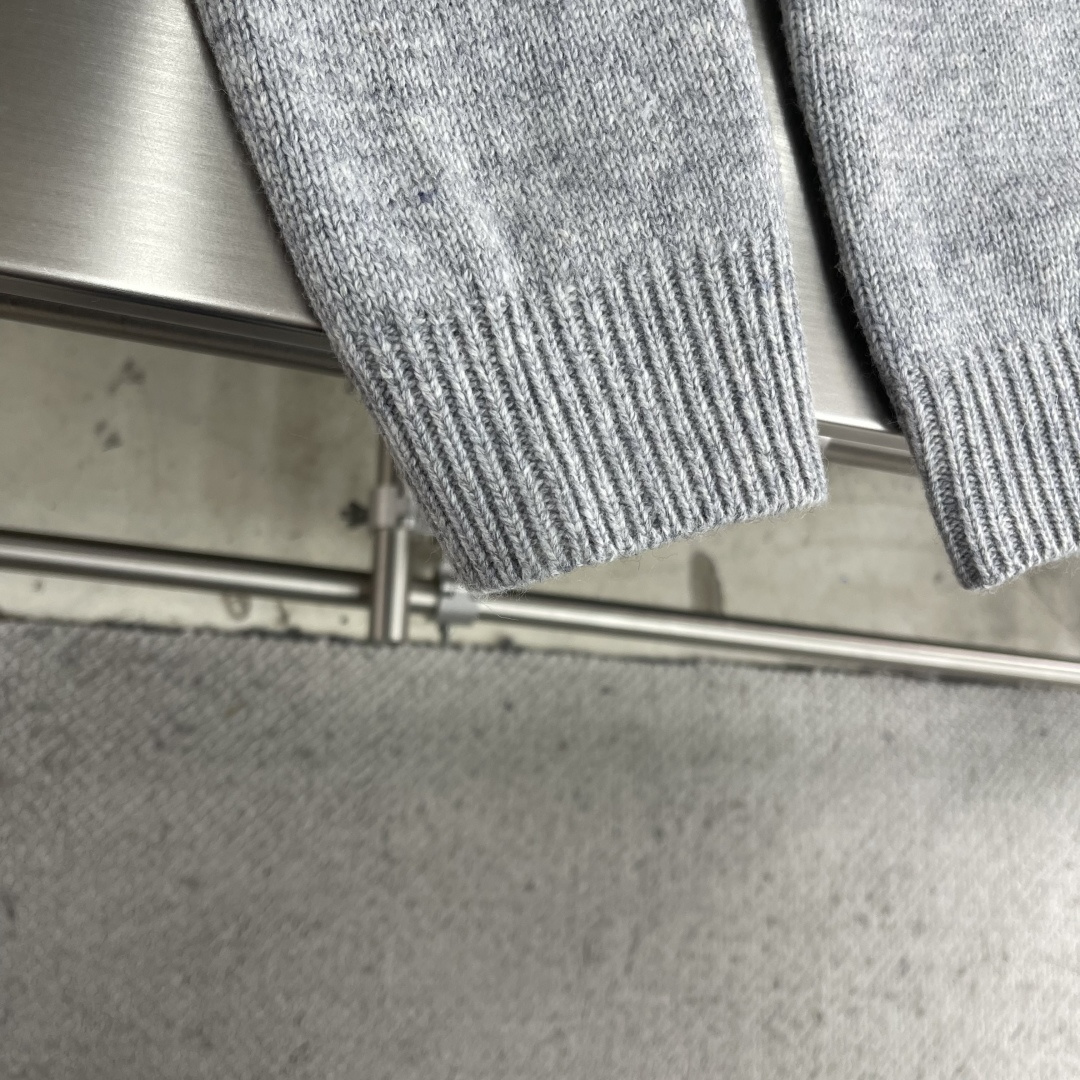 -驴牌 狐狸提花标识针织衫采用50%羊毛，15%山羊绒，35%棉。进口正7针提花工艺，胸前以花卉提花图标