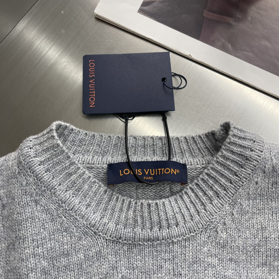 -驴牌 狐狸提花标识针织衫采用50%羊毛，15%山羊绒，35%棉。进口正7针提花工艺，胸前以花卉提花图标