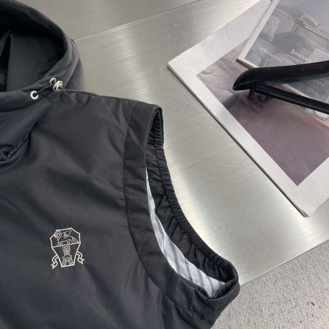 -BC 25fw科技纤维面料连帽羽绒马甲。男士经典徽章刺绣时尚撞色拉链羽绒马甲外套！贸易公司渠道稀出，同