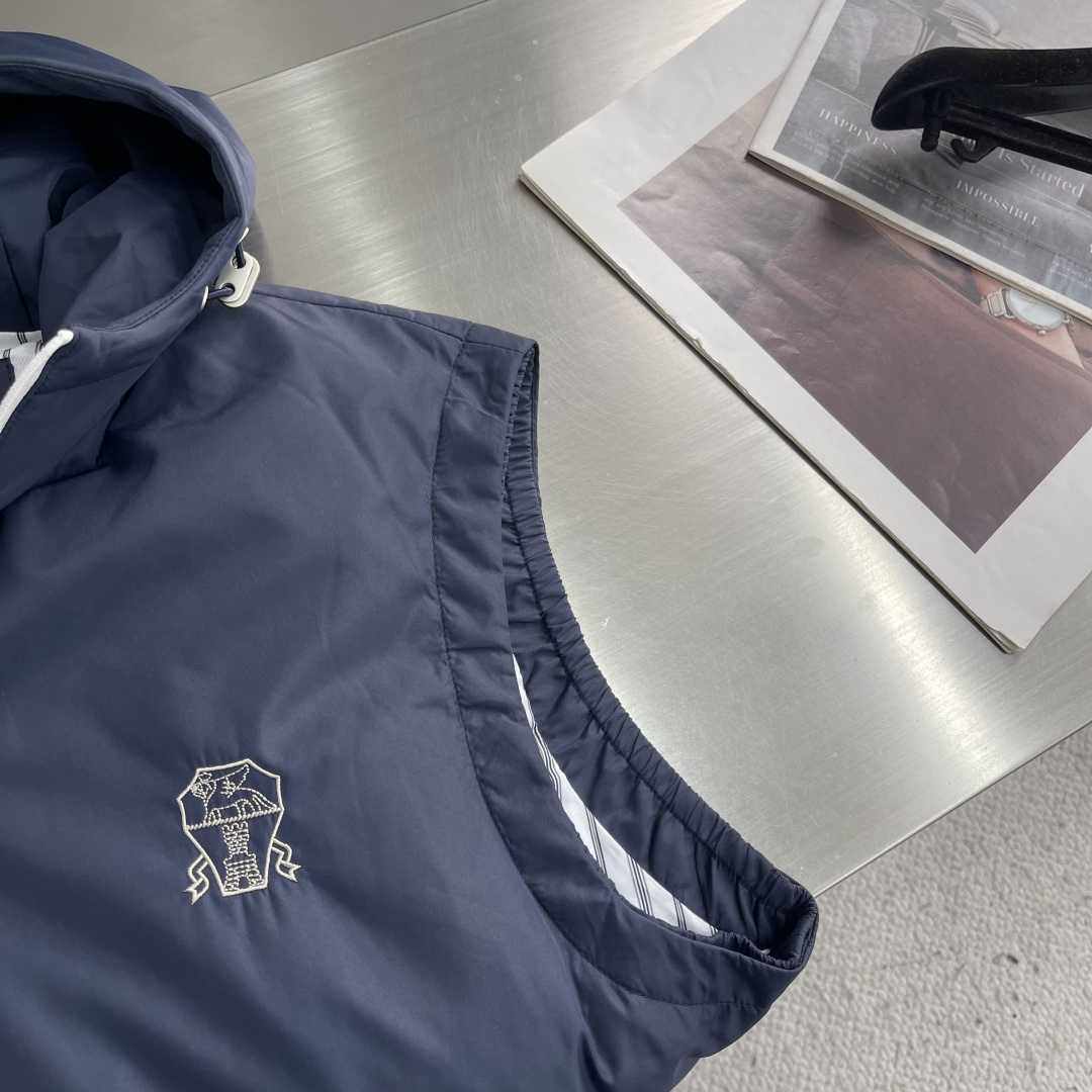 -BC 25fw科技纤维面料连帽羽绒马甲。男士经典徽章刺绣时尚撞色拉链羽绒马甲外套！贸易公司渠道稀出，同