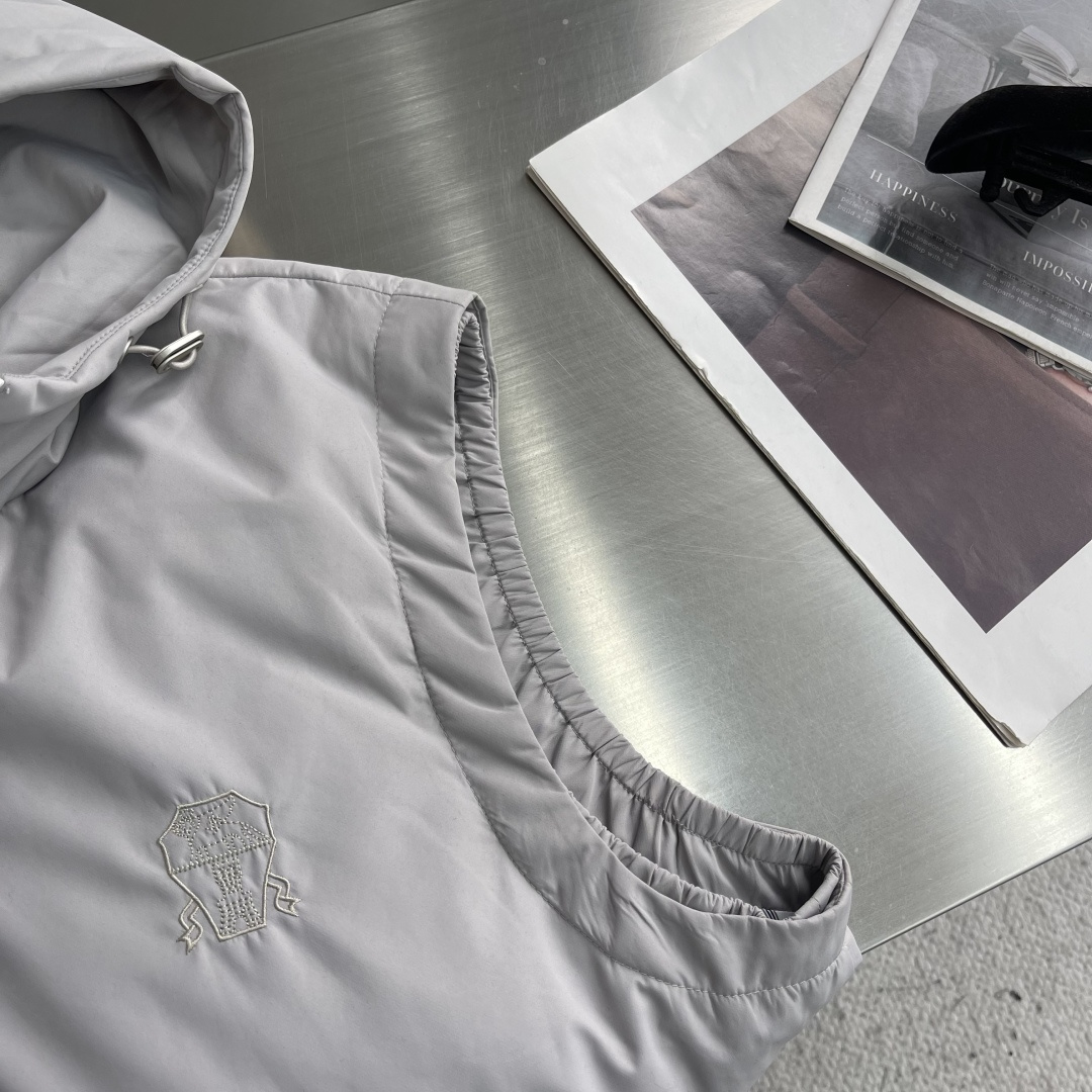 -BC 25fw科技纤维面料连帽羽绒马甲。男士经典徽章刺绣时尚撞色拉链羽绒马甲外套！贸易公司渠道稀出，同