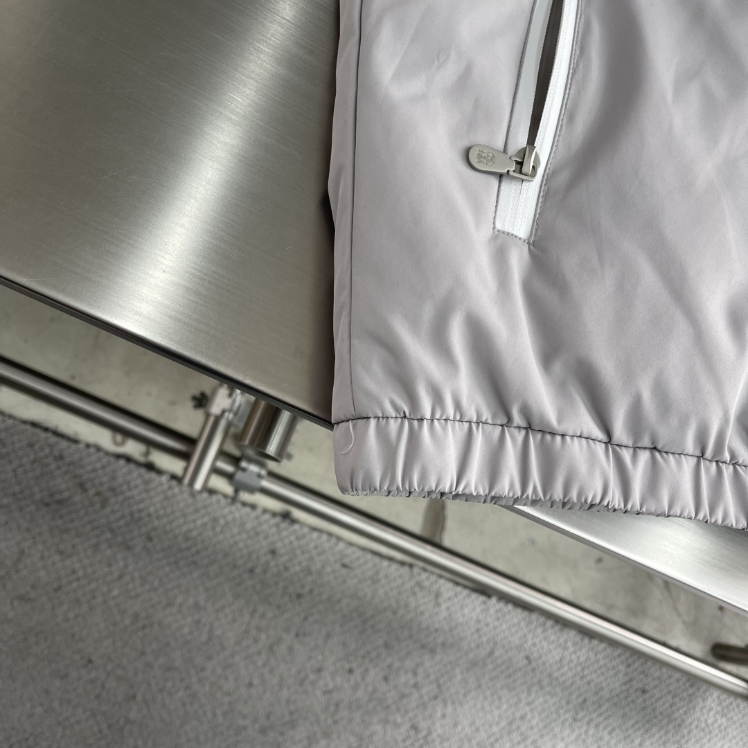 -BC 25fw科技纤维面料连帽羽绒马甲。男士经典徽章刺绣时尚撞色拉链羽绒马甲外套！贸易公司渠道稀出，同