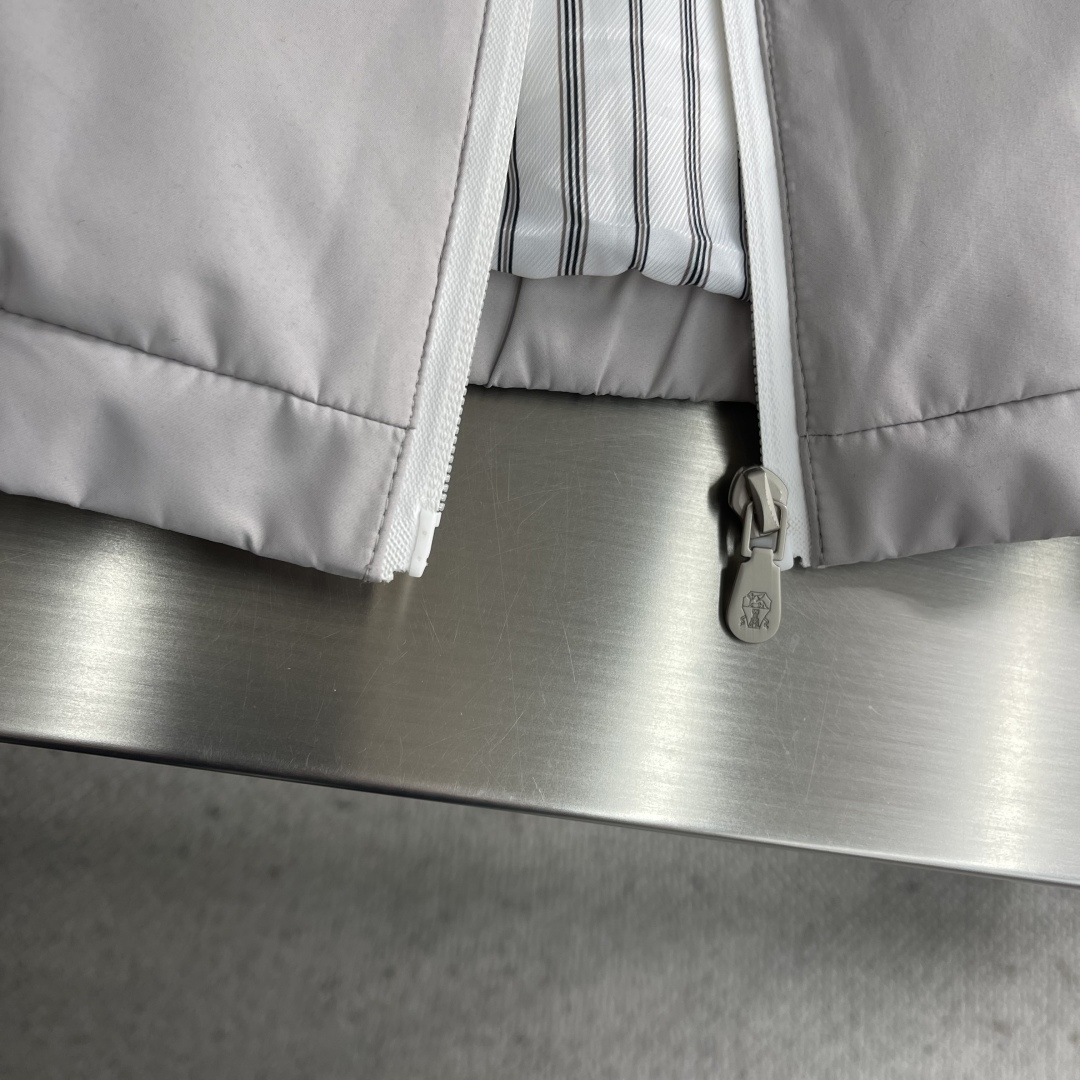 -BC 25fw科技纤维面料连帽羽绒马甲。男士经典徽章刺绣时尚撞色拉链羽绒马甲外套！贸易公司渠道稀出，同