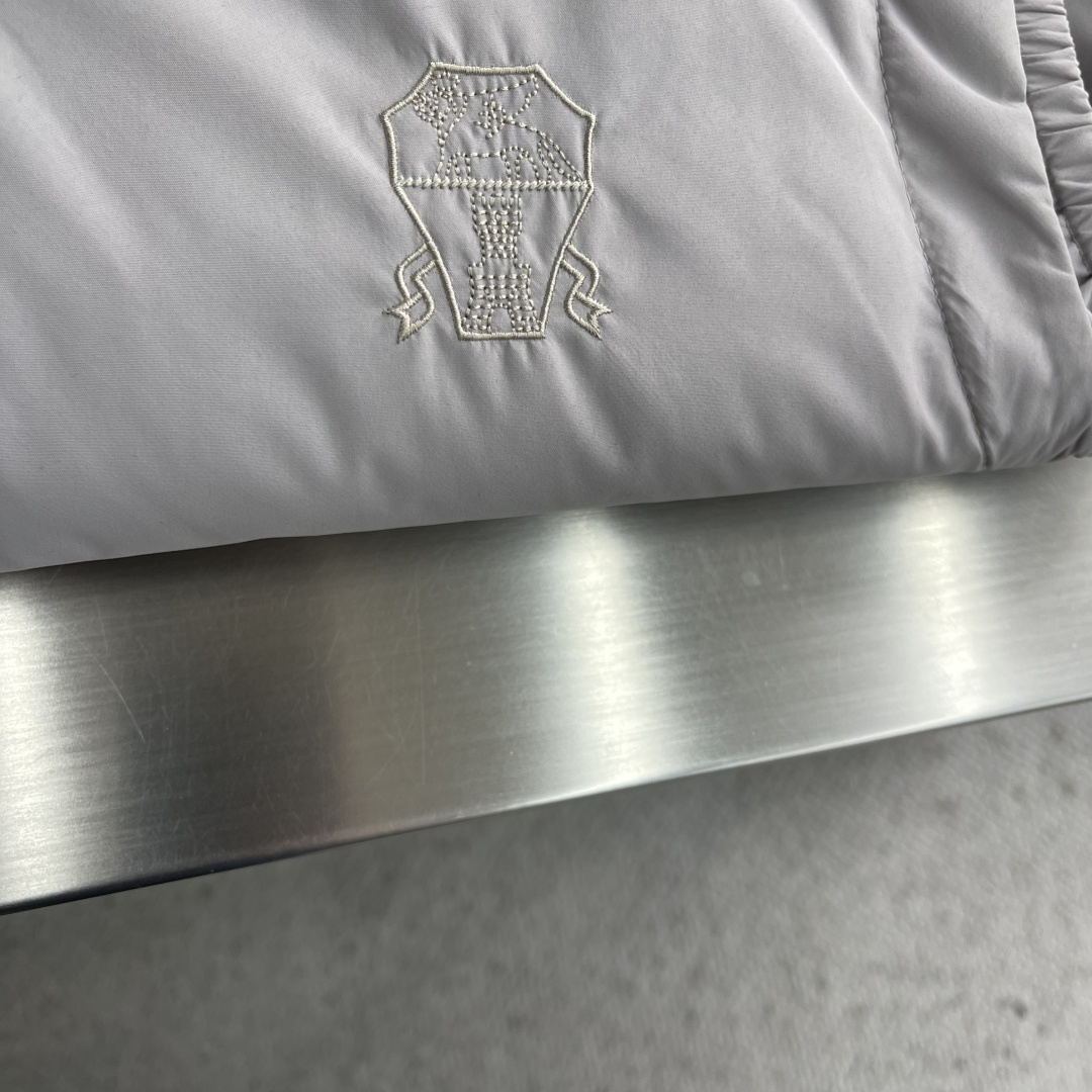 -BC 25fw科技纤维面料连帽羽绒马甲。男士经典徽章刺绣时尚撞色拉链羽绒马甲外套！贸易公司渠道稀出，同