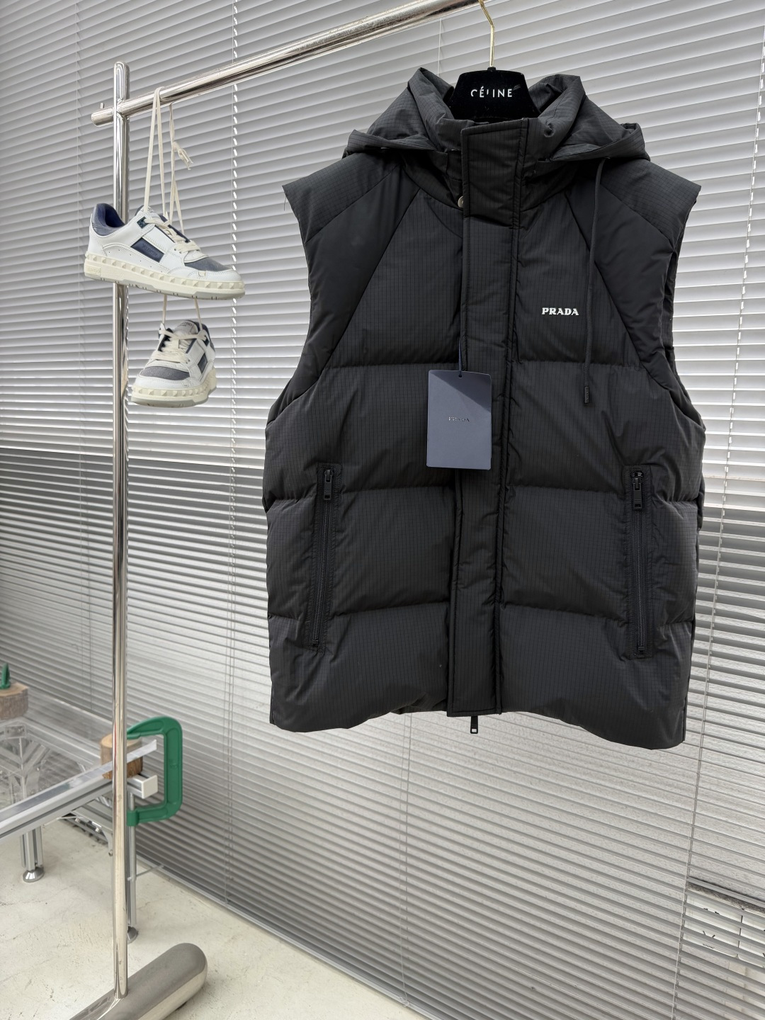 -PRAD 25年冬季新款羽绒服今年必备一款单品！以极简设计诠释现代冬日美学。款式采用可拆卸设计，袖子和