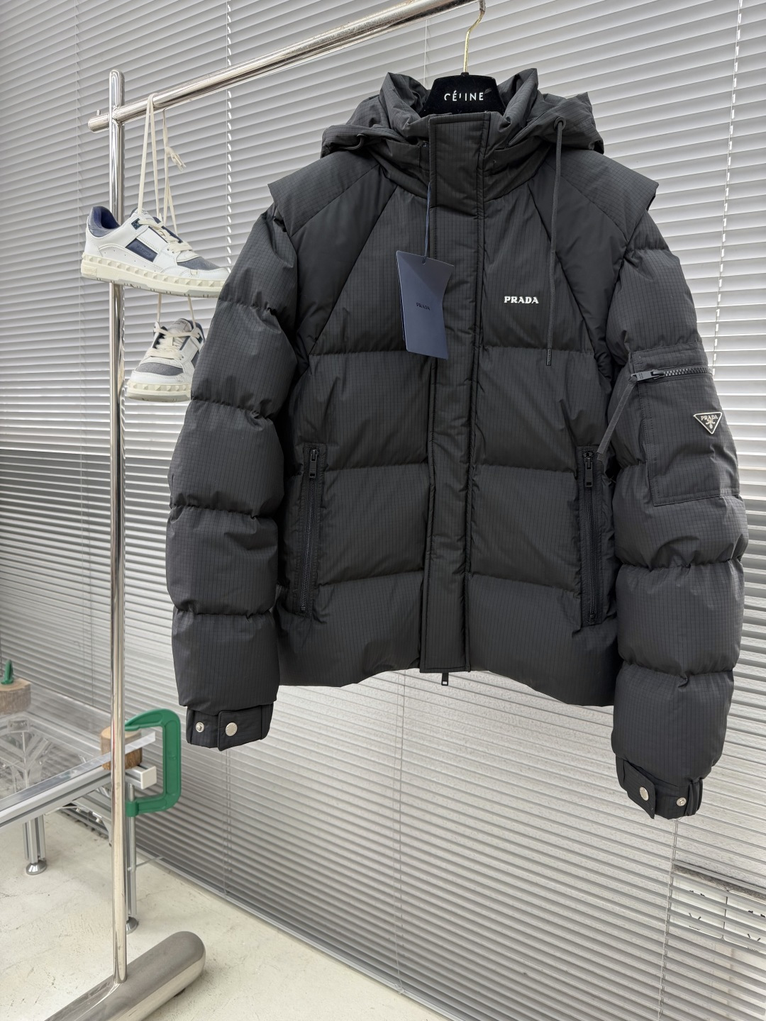 NO:677296,-PRAD’s 25 new winter down jacket is a must-have item this year!  It interprets modern winter aesthetics with minimalist design. The style adopts a detachable design, the sleeves and hood are detachable and multi-functional. The brand's iconic triangular metal logo is on the sleeve arm, low-key highlighting the luxury status. The body is outlined with regular geometric lines through three-dimensional quilting technology to ensure that the filling is evenly distributed!  New national standard 90 white duck down!  Size 48-56 (M-3XL), Prada-clothing, prada, prada, down jacket, hats,19860909-PRAD25年冬季新款羽绒服 今年必备一款单品！以极简设计诠释现代冬日美学.款式采用可拆卸设计,袖子和帽子均可拆卸多功能穿搭,袖臂处有品牌标志性三角形金属徽标,低调彰显奢华身份.衣身通过立体绗缝工艺勾勒出规整的几何线条,确保填充物均匀分布！新国标90白鸭绒！ 码数48-56（M-3XL）,普拉达-服装,prada,prada,down jacket,hats,,Women's clothing
