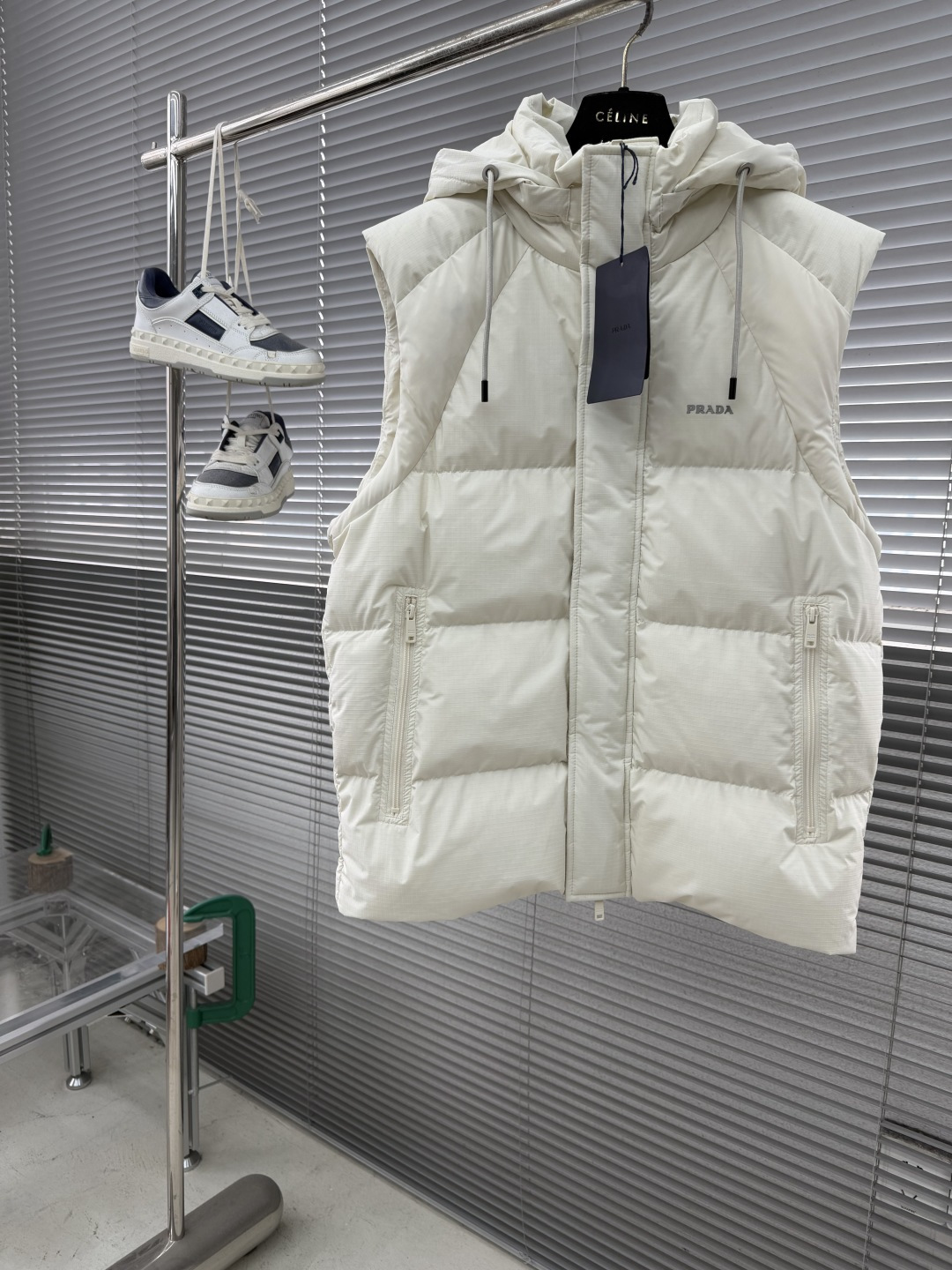 -PRAD 25年冬季新款羽绒服今年必备一款单品！以极简设计诠释现代冬日美学。款式采用可拆卸设计，袖子和