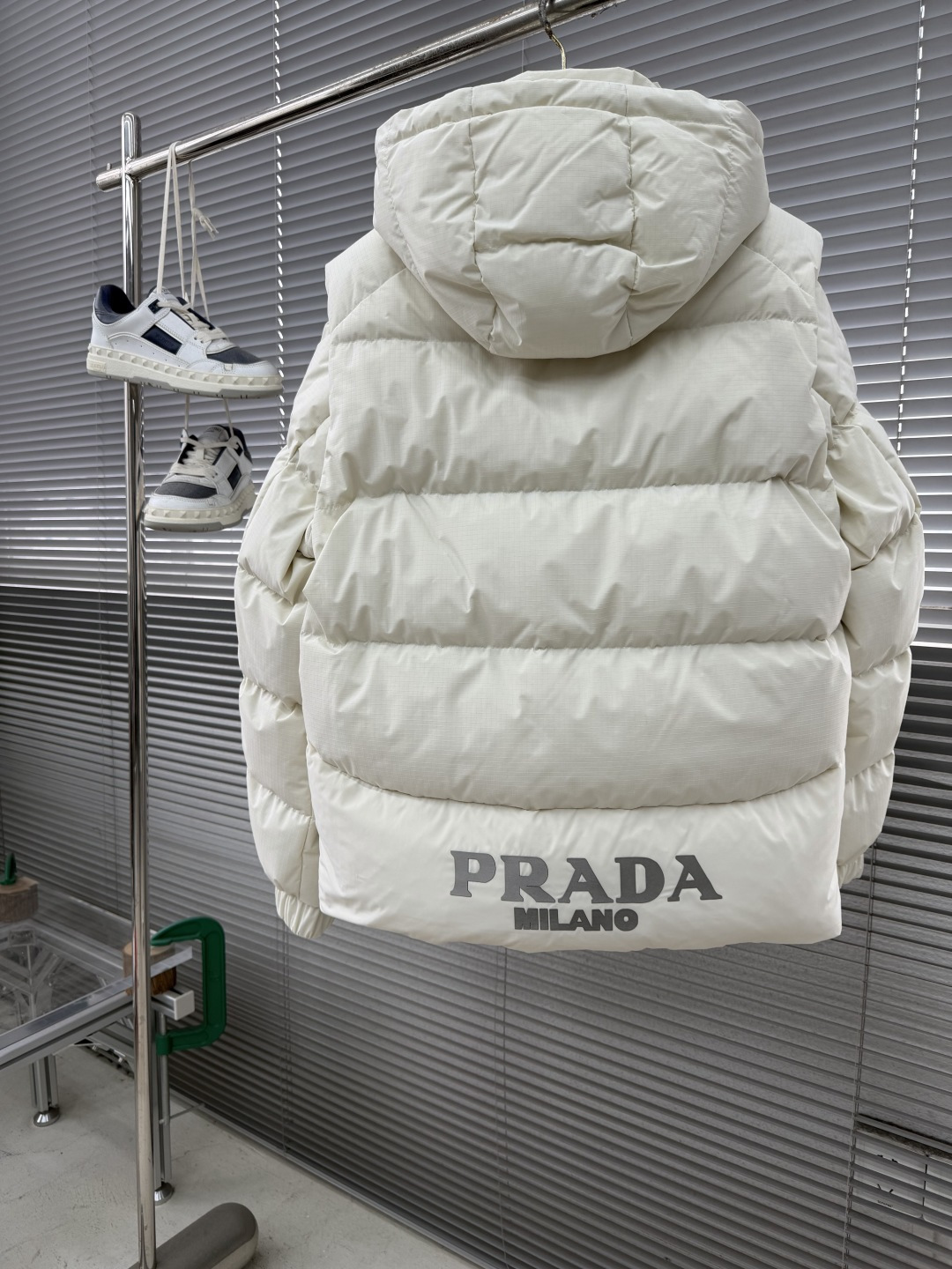 -PRAD 25年冬季新款羽绒服今年必备一款单品！以极简设计诠释现代冬日美学。款式采用可拆卸设计，袖子和