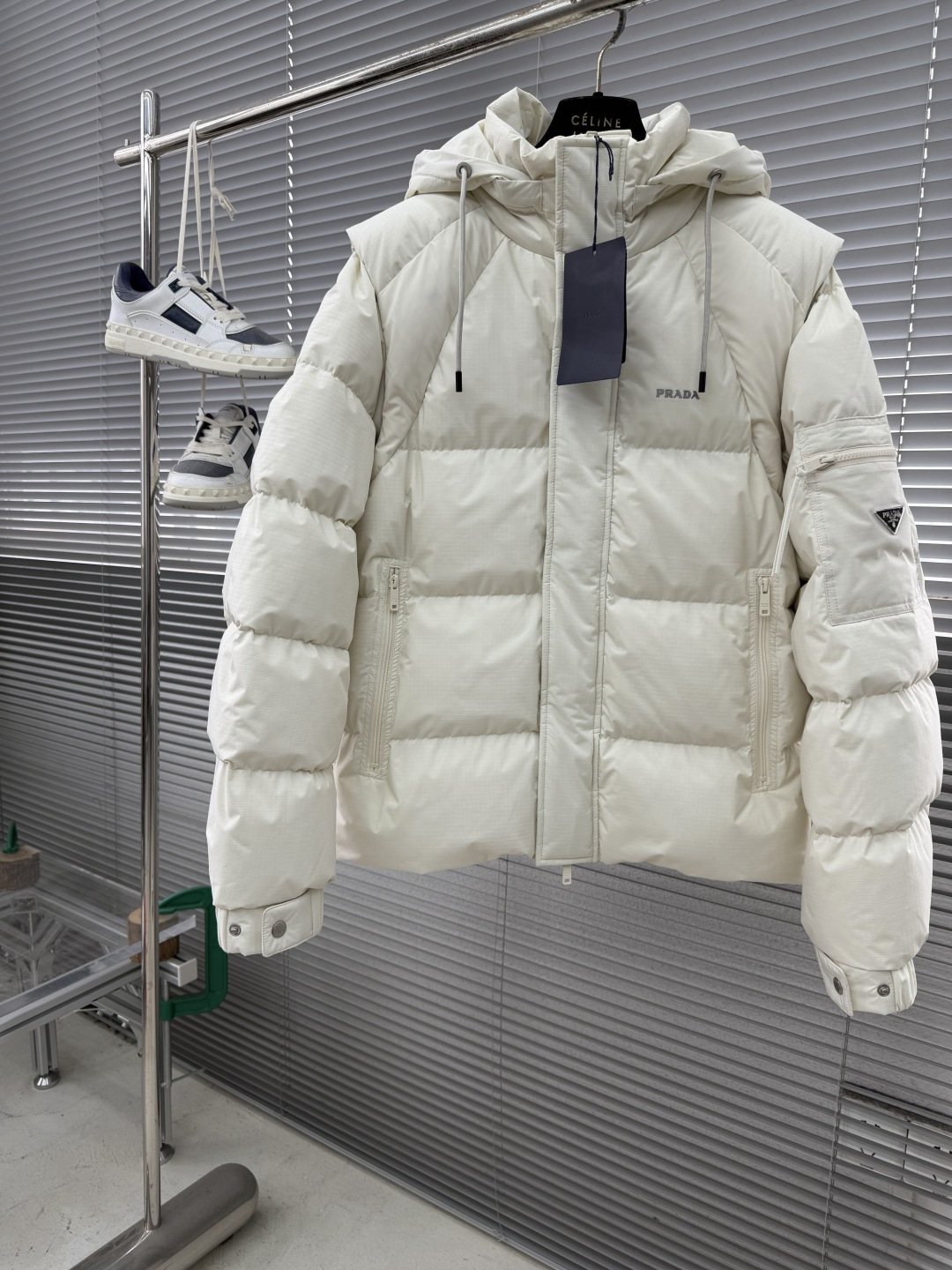 -PRAD 25年冬季新款羽绒服今年必备一款单品！以极简设计诠释现代冬日美学。款式采用可拆卸设计，袖子和