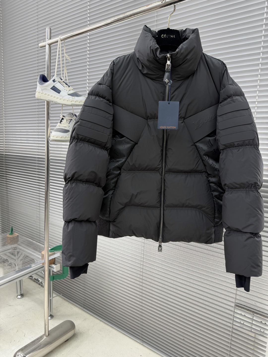 NO:677298,-Donkey Brand's new 25-year winter down jacket has a stand-up collar with spliced ​​logo printing, and the new national standard 90 white duck down. It is soft, comfortable and warm when worn. It is particularly attractive when combined with clean and simple colors. It is a piece not to be missed this winter!  Size 48-56 (M-3XL),Louis Vuitton-clothing,louis vuitton,louis vuitton,down jacket,19860909-驴牌 25年冬季新款羽绒服 立领拼接logo印花,新国标90白鸭绒,穿上就是柔软舒适又保暖的存在,结合干净简单的色系就特别耐看,今年冬天不可错过的一款！ 尺码48-56（M-3XL）,路易威登-服装,louis vuitton,louis vuitton,down jacket,,Women's clothing