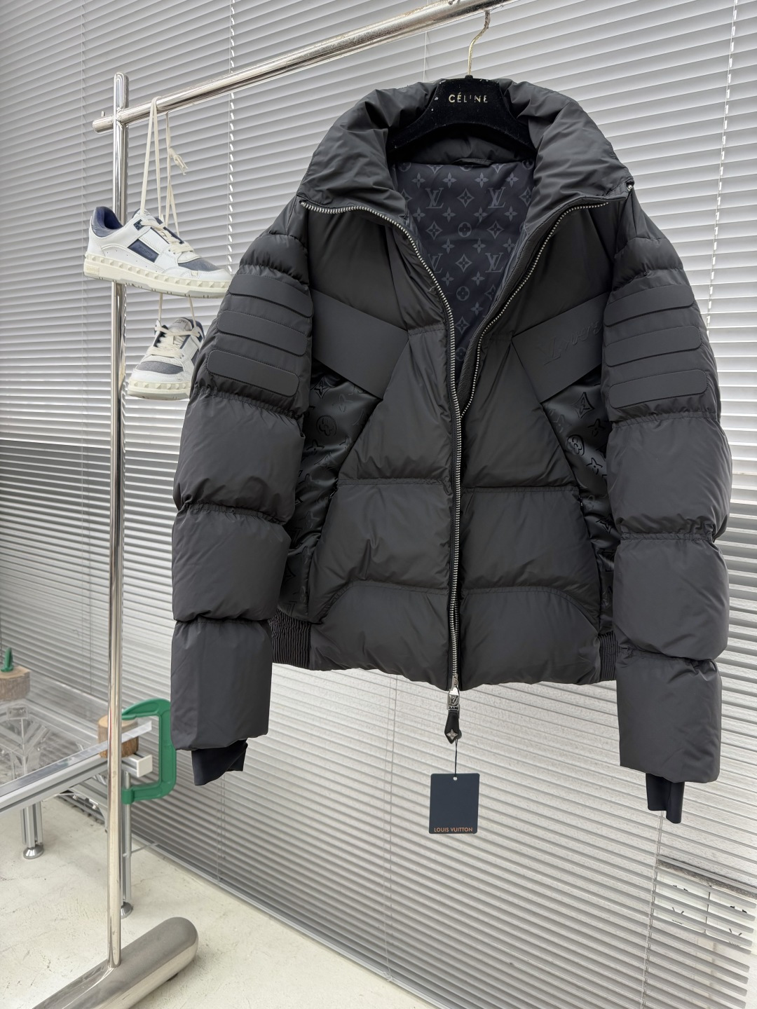 -驴牌 25年冬季新款羽绒服立领拼接logo印花，新国标90白鸭绒，穿上就是柔软舒适又保暖的存在，结合干