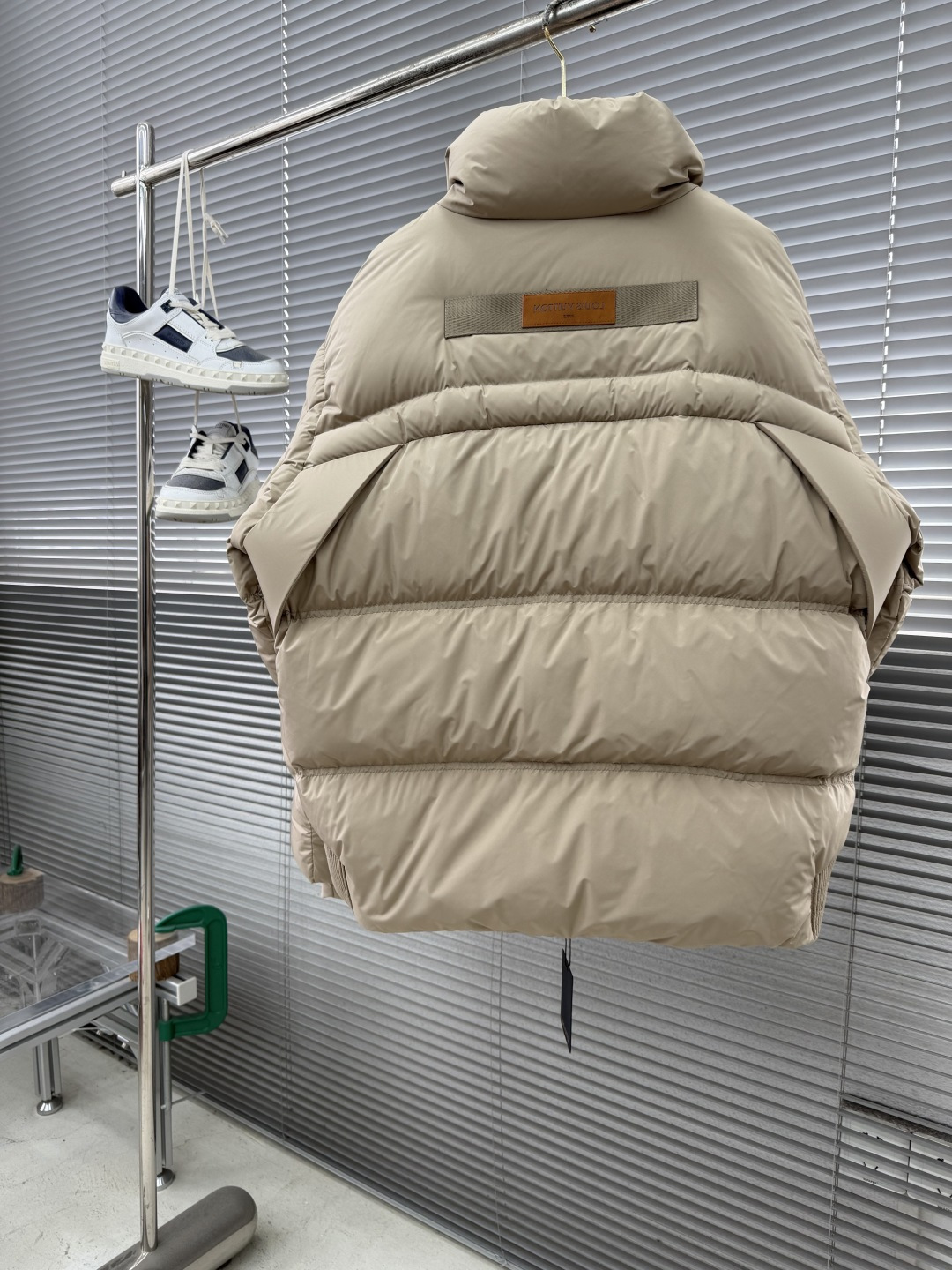 -驴牌 25年冬季新款羽绒服立领拼接logo印花，新国标90白鸭绒，穿上就是柔软舒适又保暖的存在，结合干