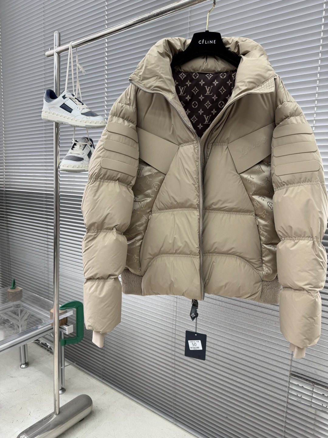 -驴牌 25年冬季新款羽绒服立领拼接logo印花，新国标90白鸭绒，穿上就是柔软舒适又保暖的存在，结合干