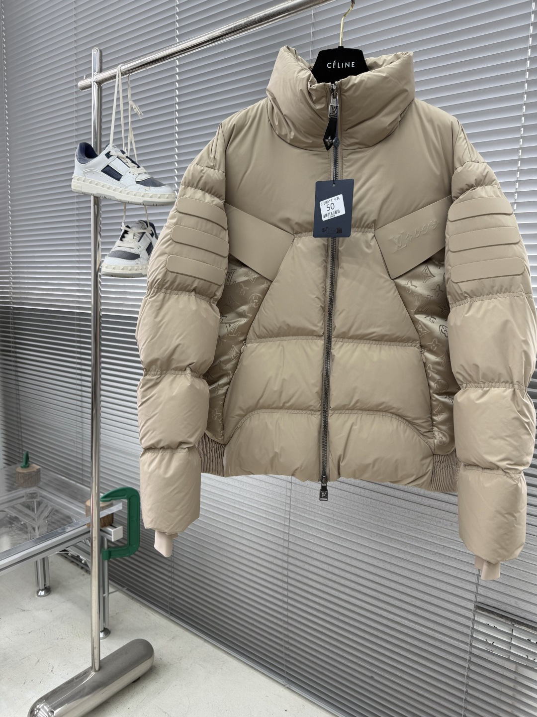 -驴牌 25年冬季新款羽绒服立领拼接logo印花，新国标90白鸭绒，穿上就是柔软舒适又保暖的存在，结合干