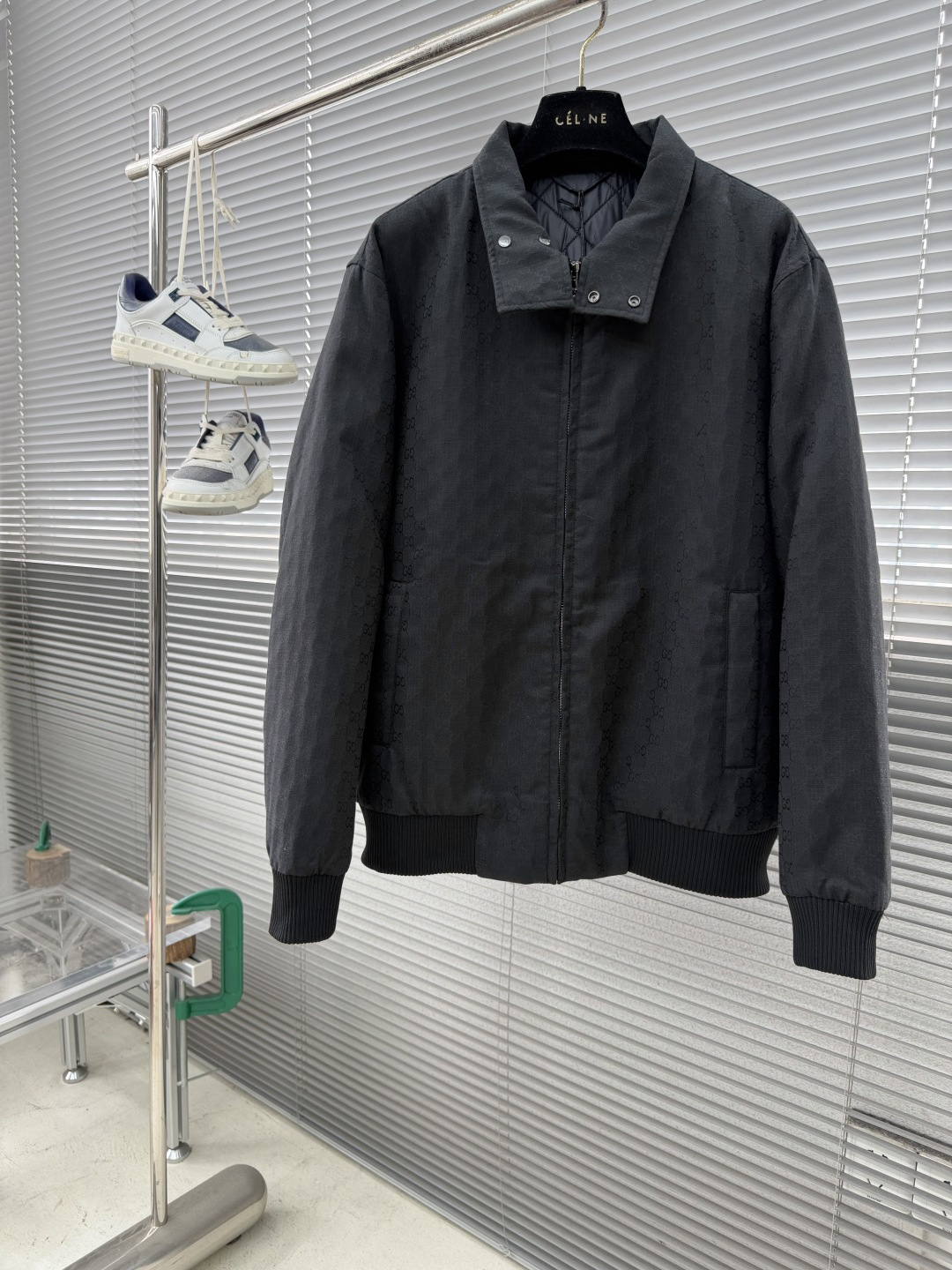 NO:677283,-GUCC25fw new GG plaid zipper sandwich jacket. This series uses a variety of fabric techniques to interpret the iconic GG elements, presenting a rich visual hierarchy. This zipper jacket is made of dark blue GG polyester fiber plaid cloth with a quilted lining to create a crisp silhouette and a comfortable experience. Size S.M.L.XL Length 68 69.5 71 72.5 Bust 114 118 122  126 shoulder width 49 50.5 52 53.5,Gucci-clothing,gucci,gucci,jackets & coats,19860909-GUCC25fw新款GG格子布拉链夹层夹克本系列选用多种织物工艺诠释标志性GG元素,呈现丰富视觉层次.这款拉链夹克甄选深蓝色GG聚酯纤维格子布制作,搭配绗缝衬里,打造挺括廓形,成就舒适体验. 码数S.M.L.XL 衣长68 69.5 71 72.5 胸围 114 118 122 126 肩宽49 50.5 52 53.5,古驰-服装,gucci,gucci,jackets & coats,,Women's clothing