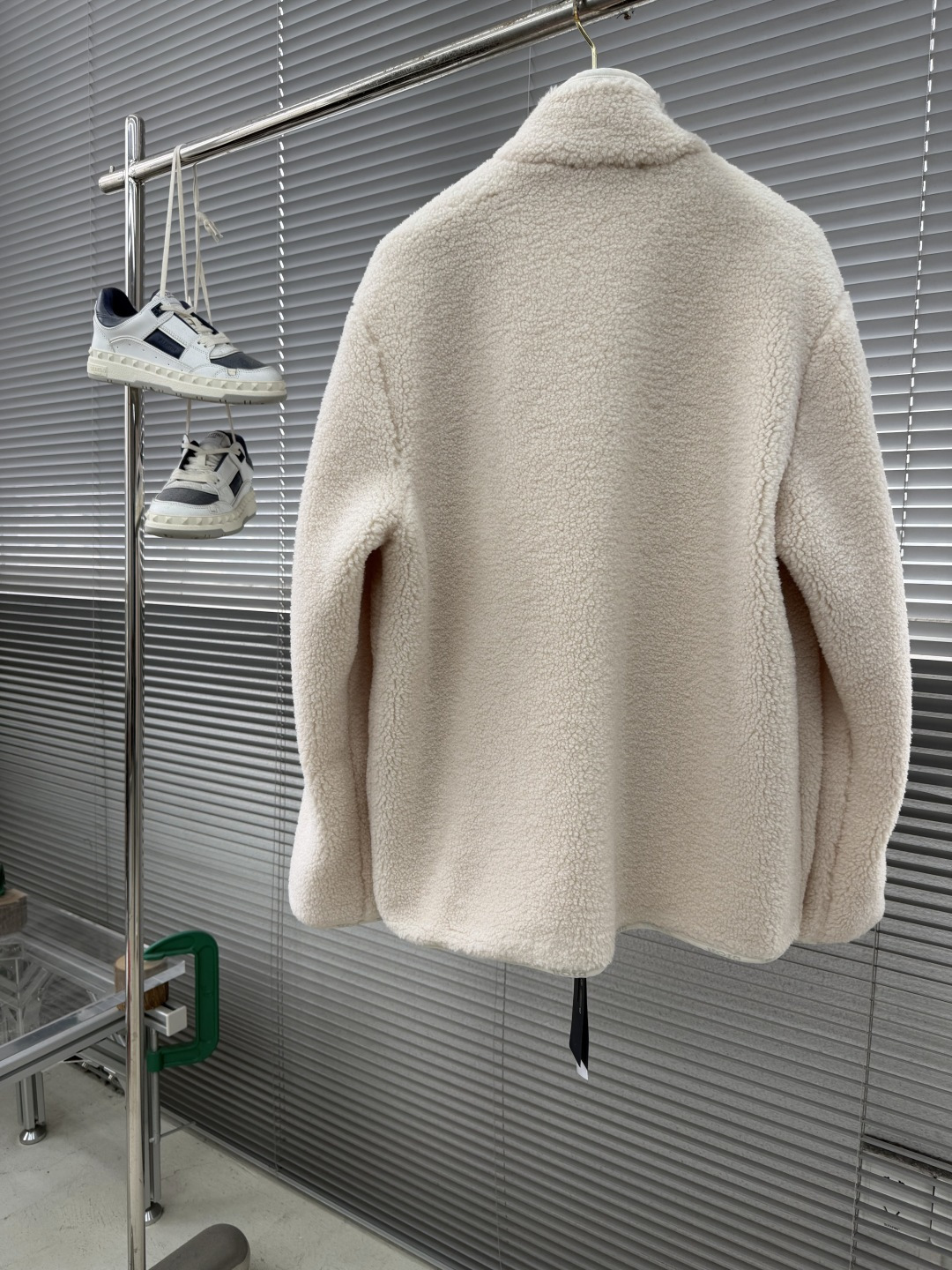 -Dio 新款徽章泰迪夹克。这款Dio Mountain起绒衣是二零二六春季男装系列新品，饰以多色补丁，