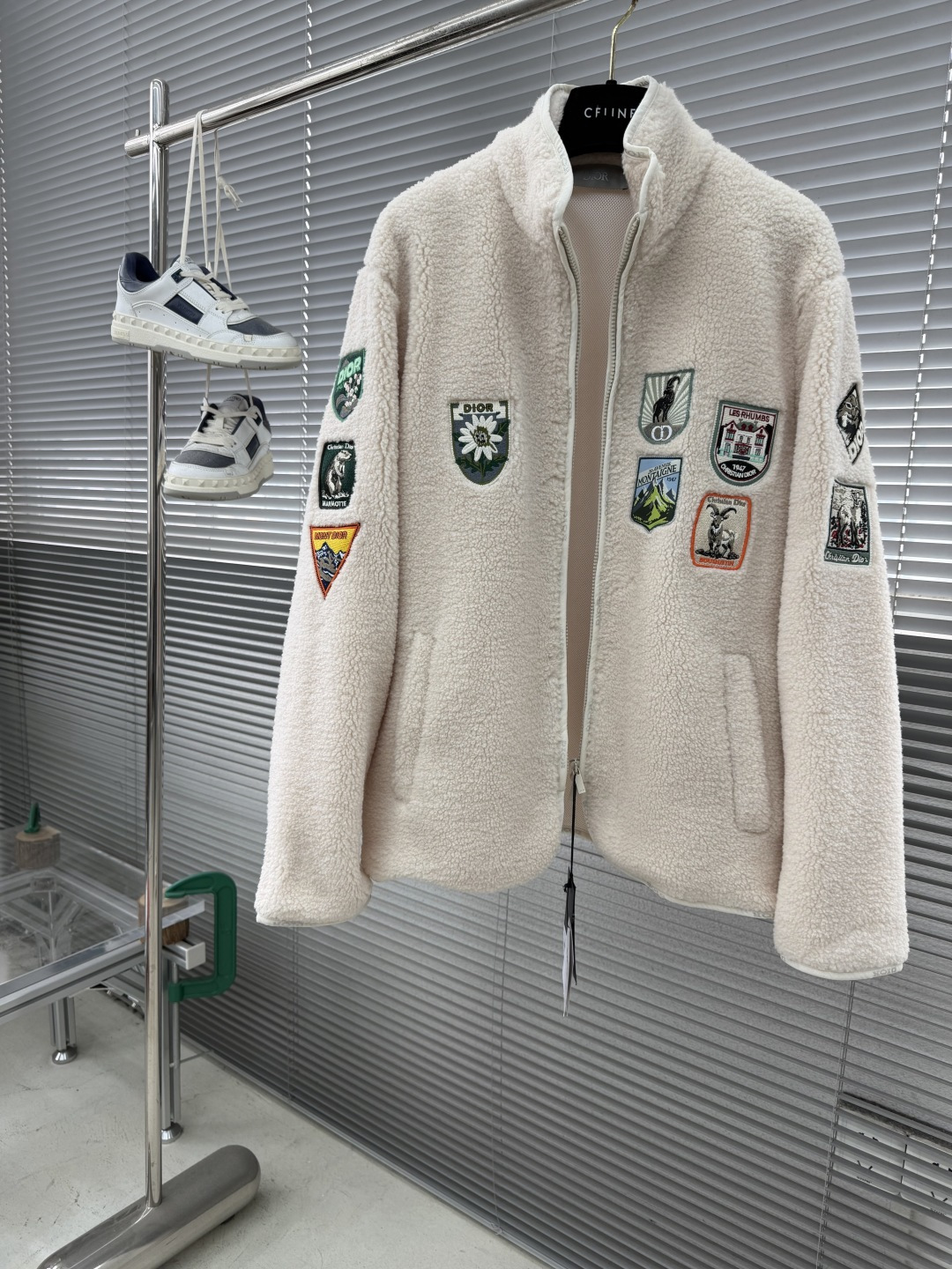 -Dio 新款徽章泰迪夹克。这款Dio Mountain起绒衣是二零二六春季男装系列新品，饰以多色补丁，