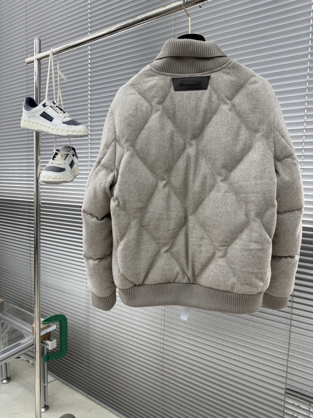 -Loro Piana 新款飞行羽绒外套。这款羽绒服采用羊毛面料制作而成，填充鹅绒，领子罗纹式设计，拉链