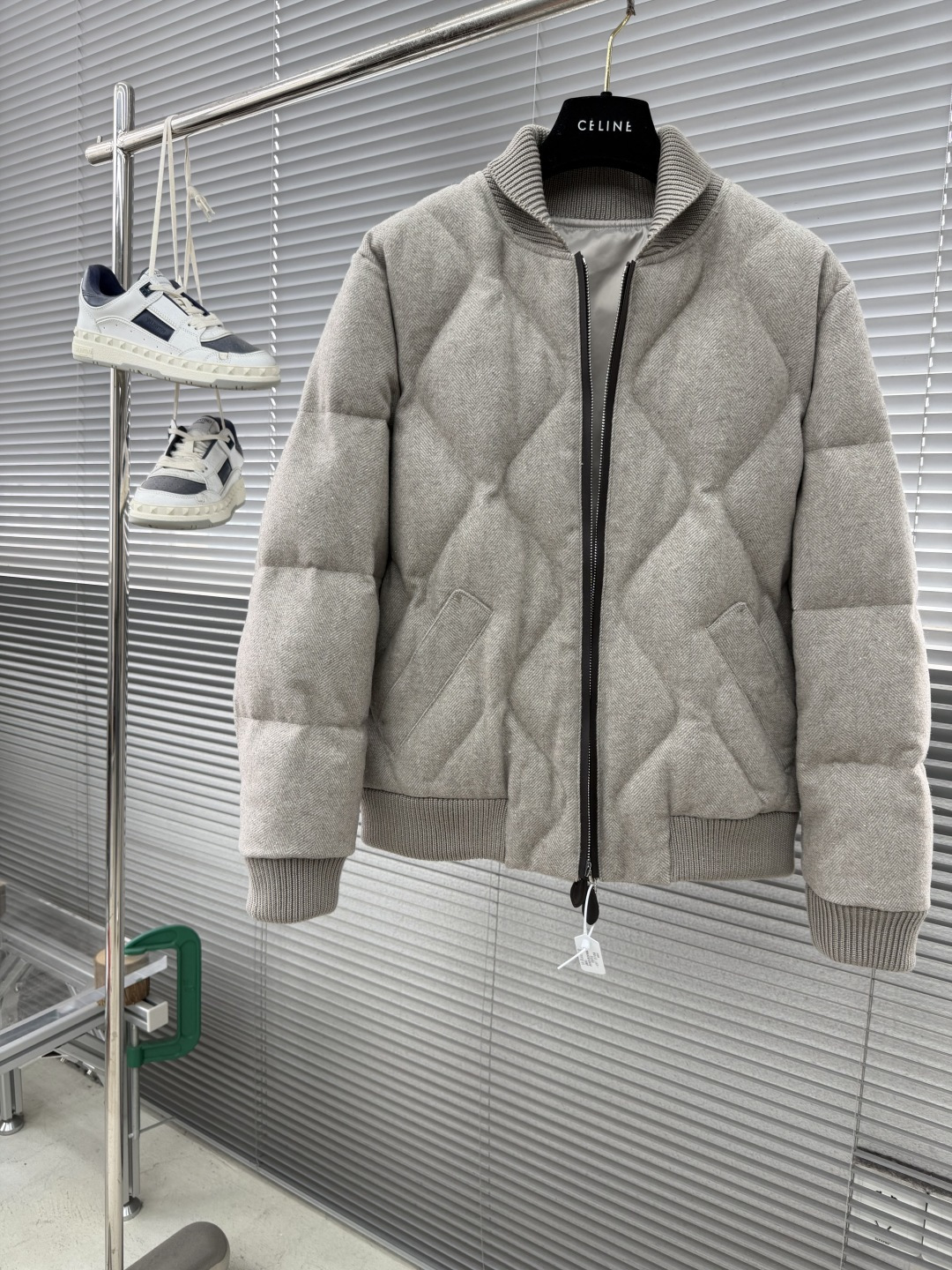 -Loro Piana 新款飞行羽绒外套。这款羽绒服采用羊毛面料制作而成，填充鹅绒，领子罗纹式设计，拉链