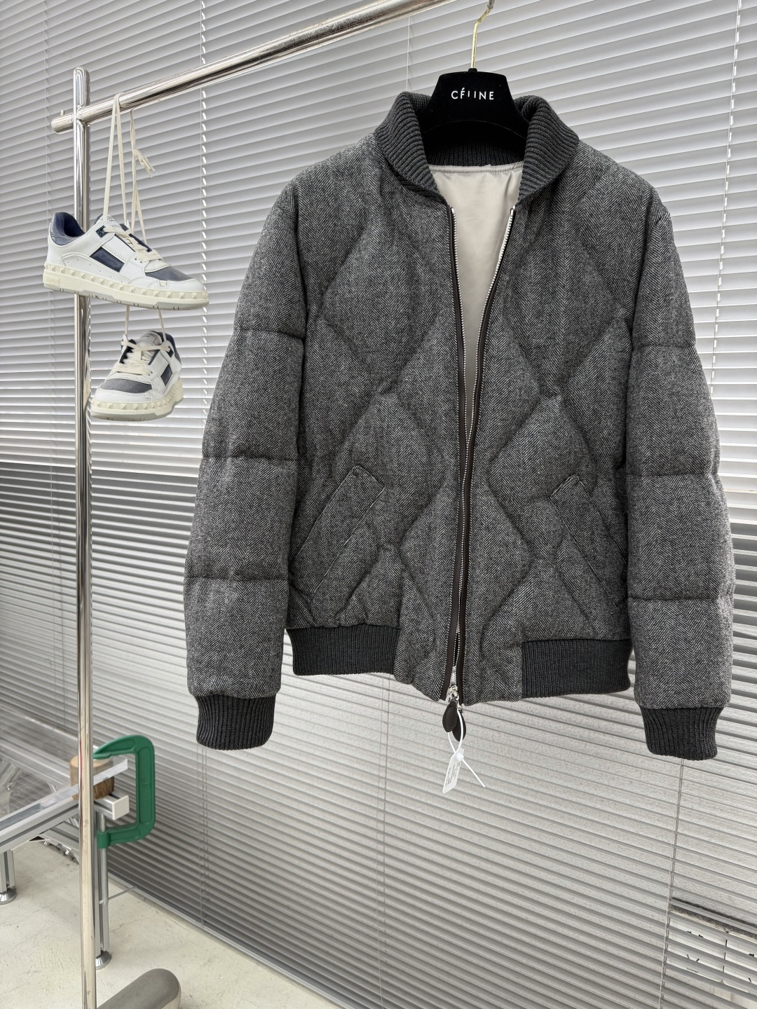 -Loro Piana 新款飞行羽绒外套。这款羽绒服采用羊毛面料制作而成，填充鹅绒，领子罗纹式设计，拉链