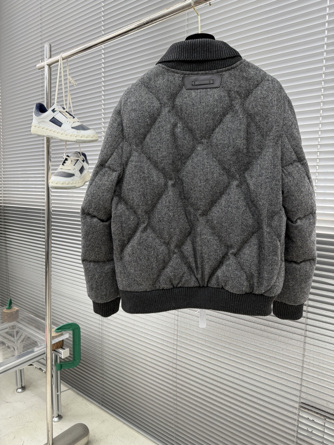 -Loro Piana 新款飞行羽绒外套。这款羽绒服采用羊毛面料制作而成，填充鹅绒，领子罗纹式设计，拉链