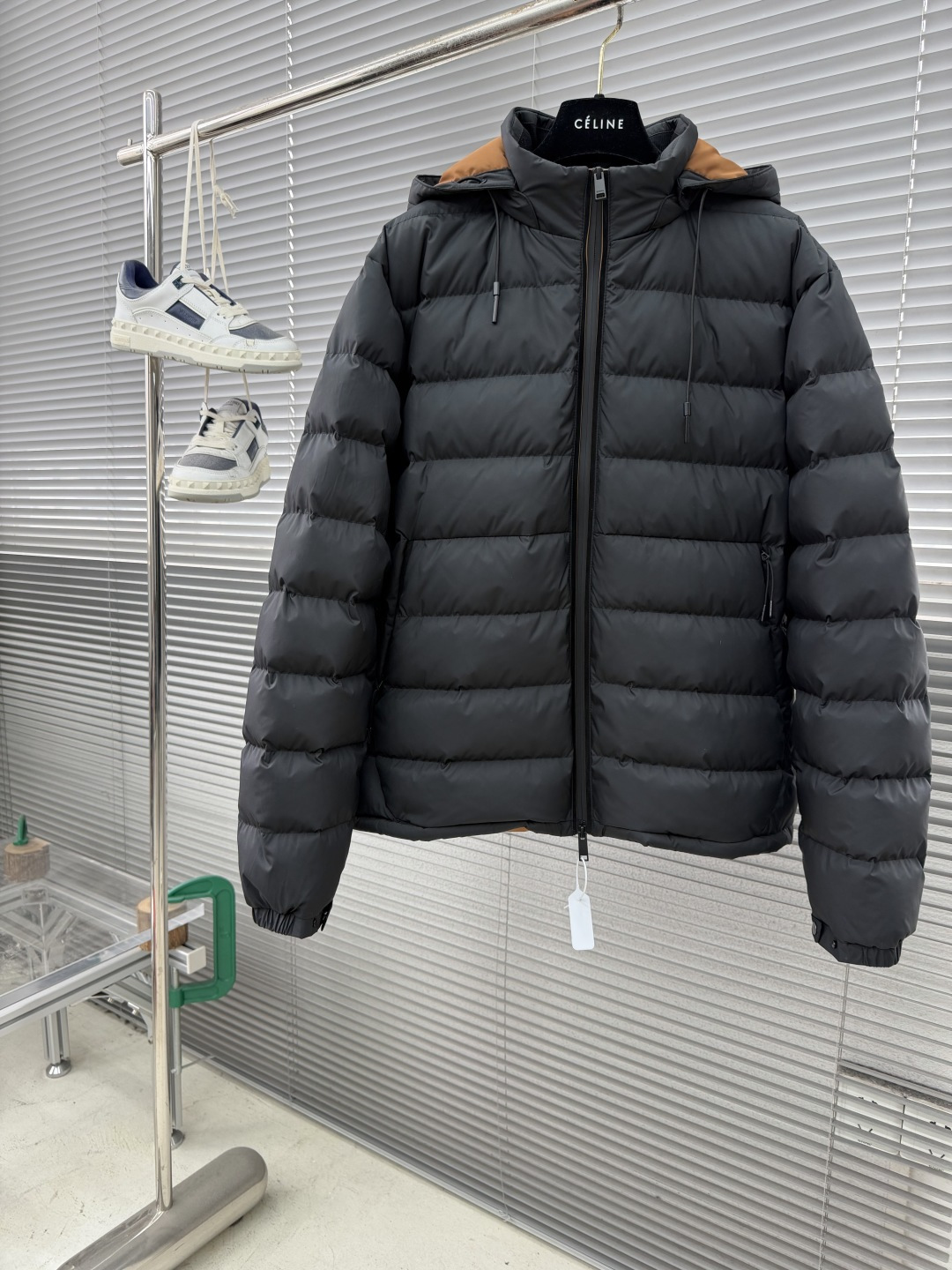 -Z ZEGN 基础款连帽羽绒外套。这款羽绒服填充鹅绒，帽子可拆卸，即可连帽也可做立领款式，拉链式开合搭