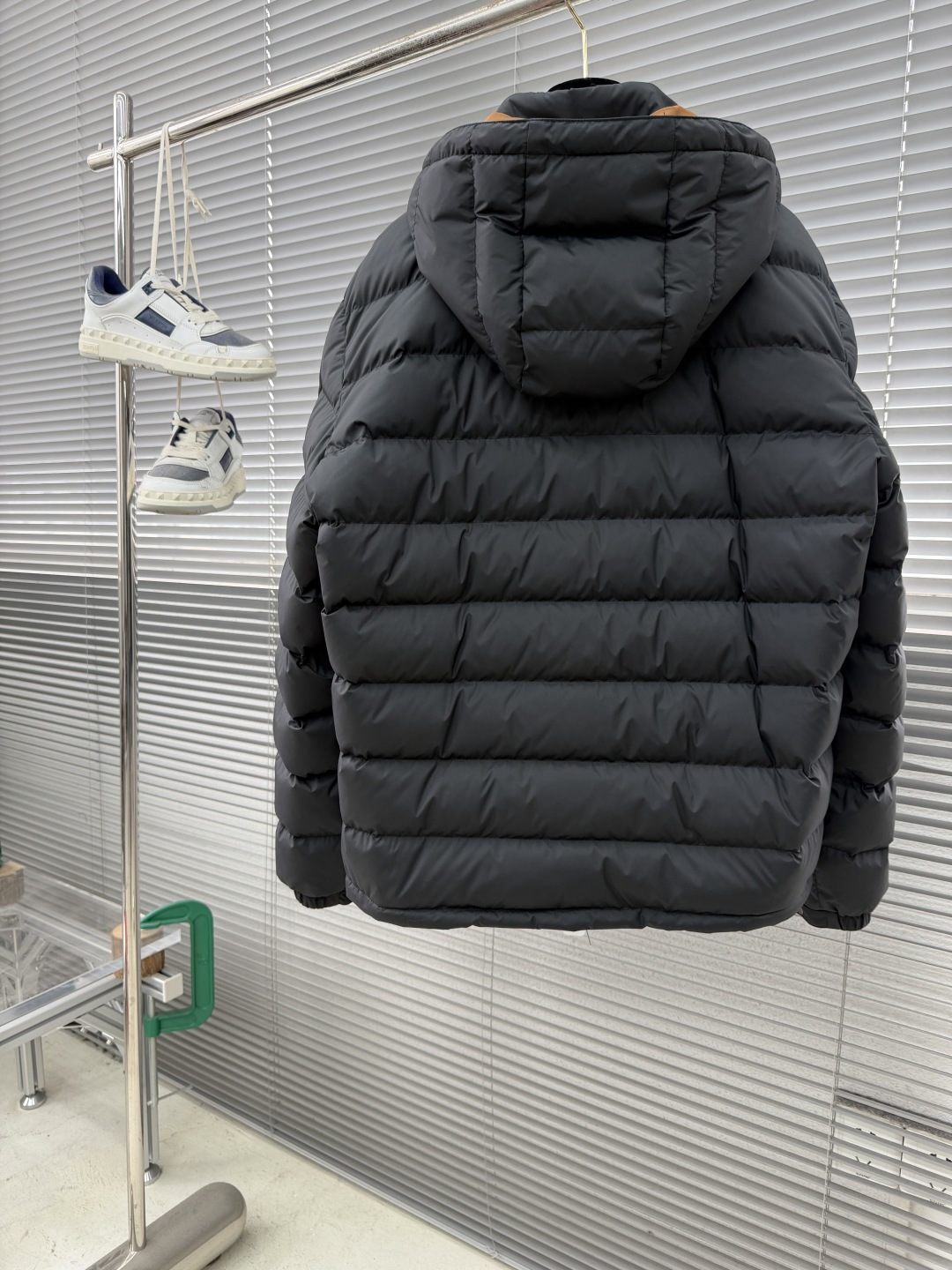 -Z ZEGN 基础款连帽羽绒外套。这款羽绒服填充鹅绒，帽子可拆卸，即可连帽也可做立领款式，拉链式开合搭