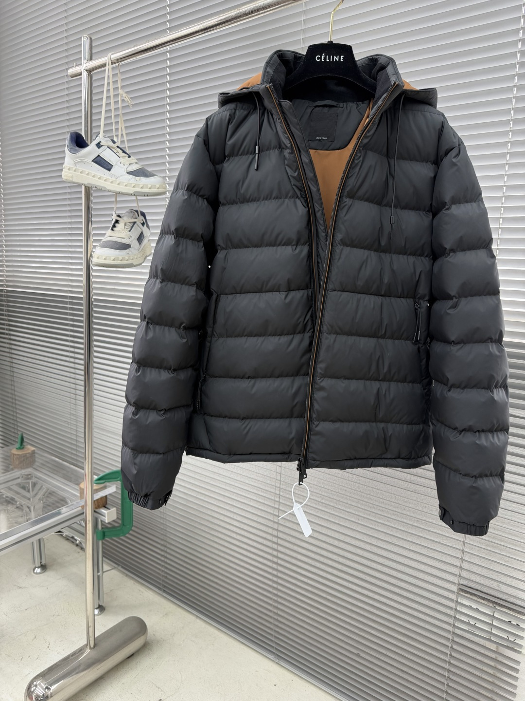 -Z ZEGN 基础款连帽羽绒外套。这款羽绒服填充鹅绒，帽子可拆卸，即可连帽也可做立领款式，拉链式开合搭