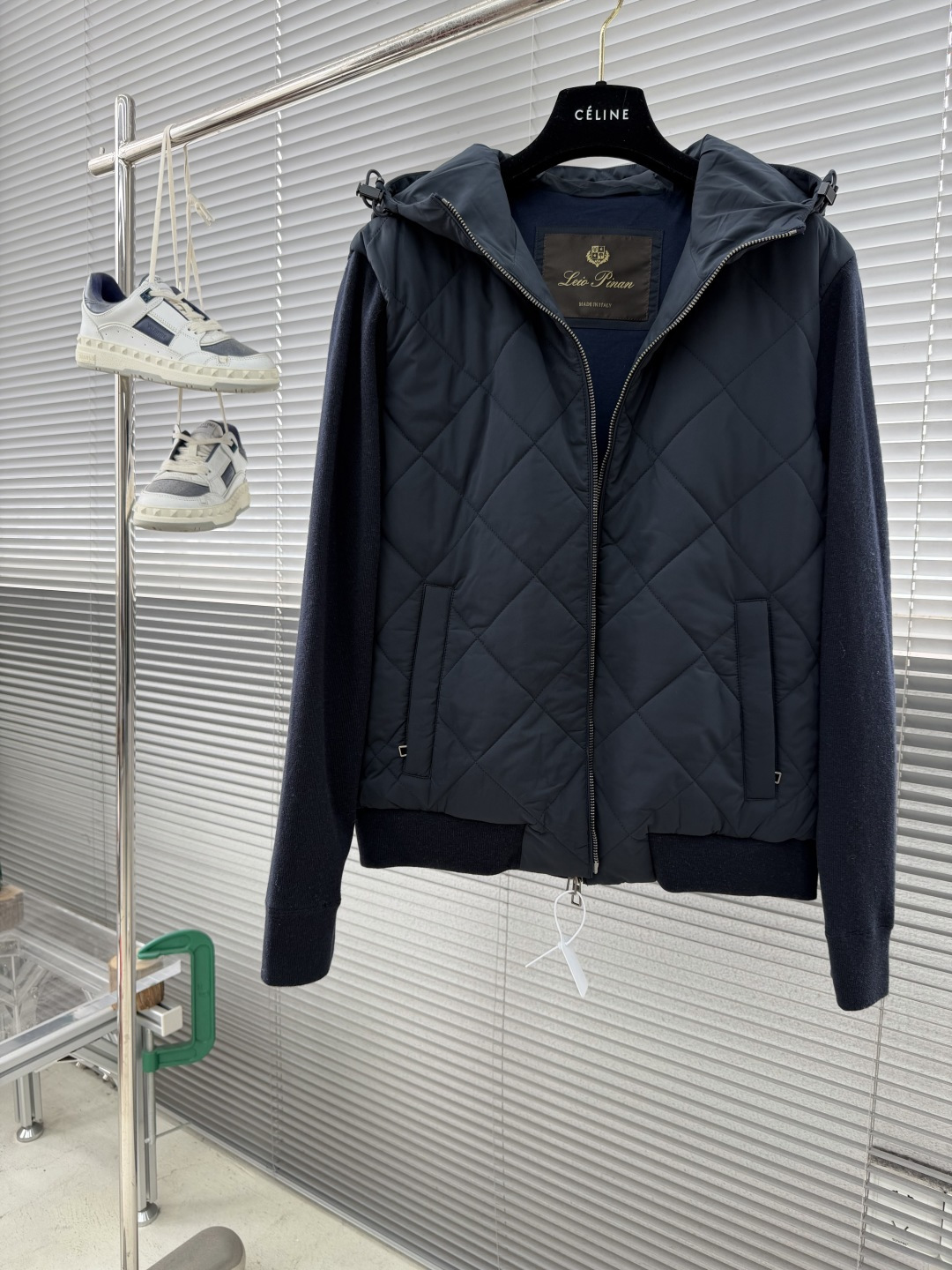 -Loro Piana 新款飞行员夹克。这款AmPay飞行员夹克采用结合lP🆕标志性Wind微纤维和Wi